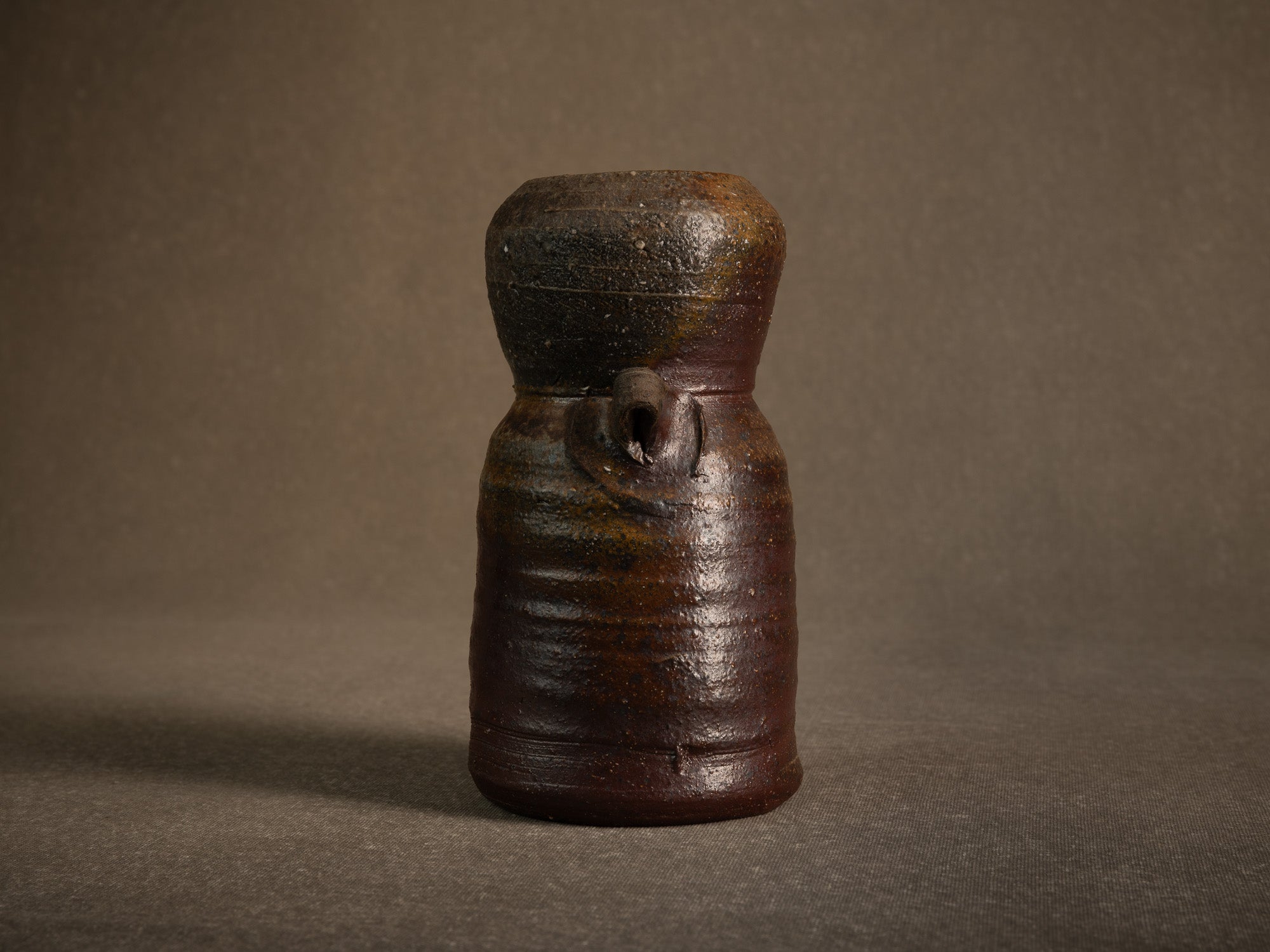 Vase hanaire en grès cuisson yakishime de Steen Kepp à La Borne, France (vers 1980-85)..Stoneware hanaire vase, yakishime firing, by Steen Kepp in La Borne, France (circa 1980-85)