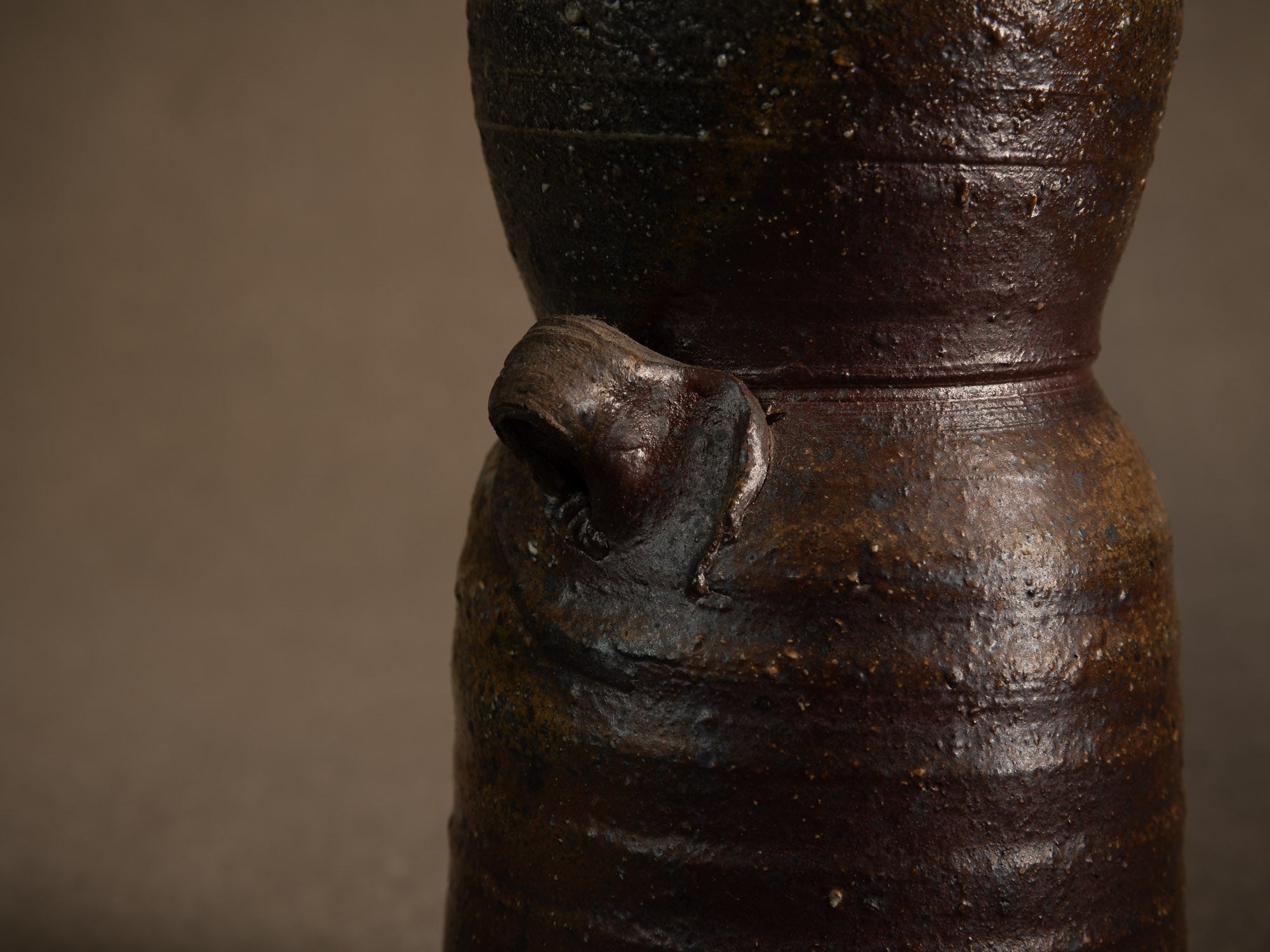 Vase hanaire en grès cuisson yakishime de Steen Kepp à La Borne, France (vers 1980-85)..Stoneware hanaire vase, yakishime firing, by Steen Kepp in La Borne, France (circa 1980-85)