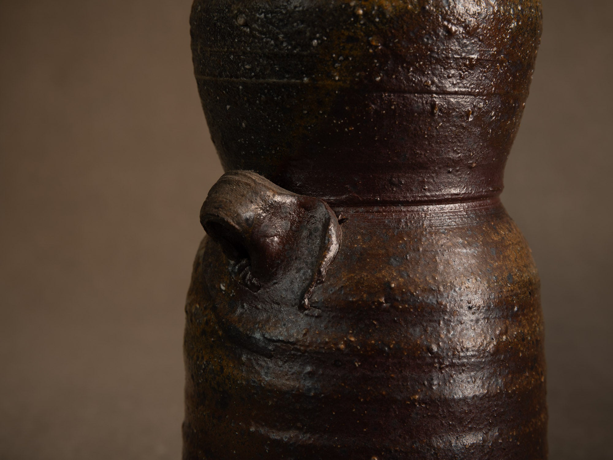 Vase hanaire en grès cuisson yakishime de Steen Kepp à La Borne, France (vers 1980-85)..Stoneware hanaire vase, yakishime firing, by Steen Kepp in La Borne, France (circa 1980-85)