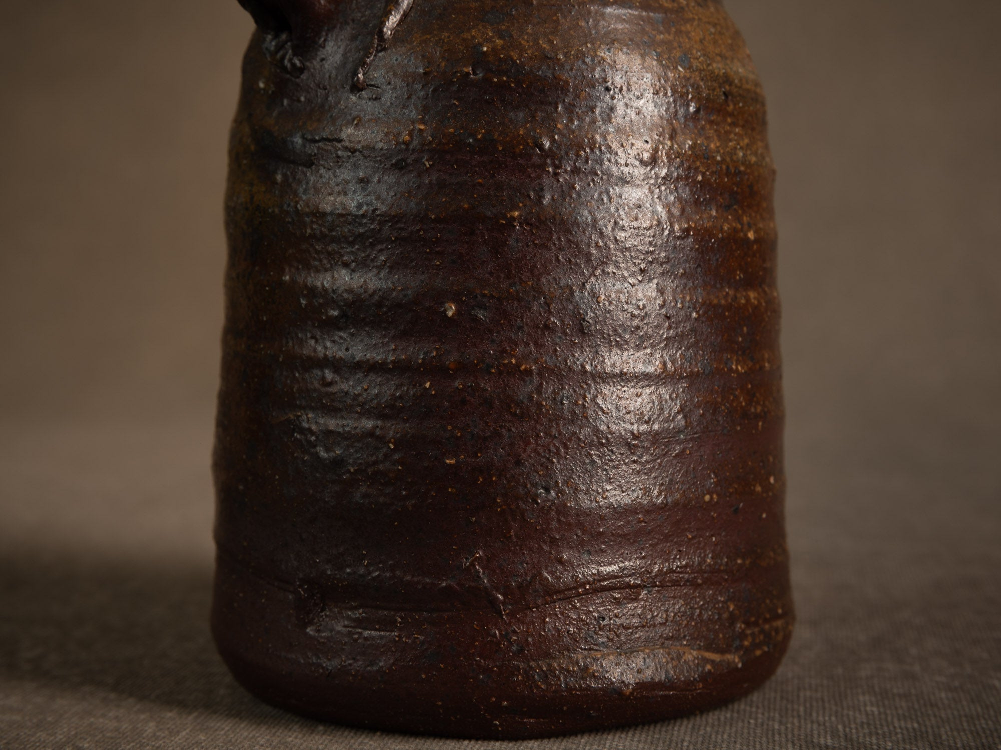 Vase hanaire en grès cuisson yakishime de Steen Kepp à La Borne, France (vers 1980-85)..Stoneware hanaire vase, yakishime firing, by Steen Kepp in La Borne, France (circa 1980-85)