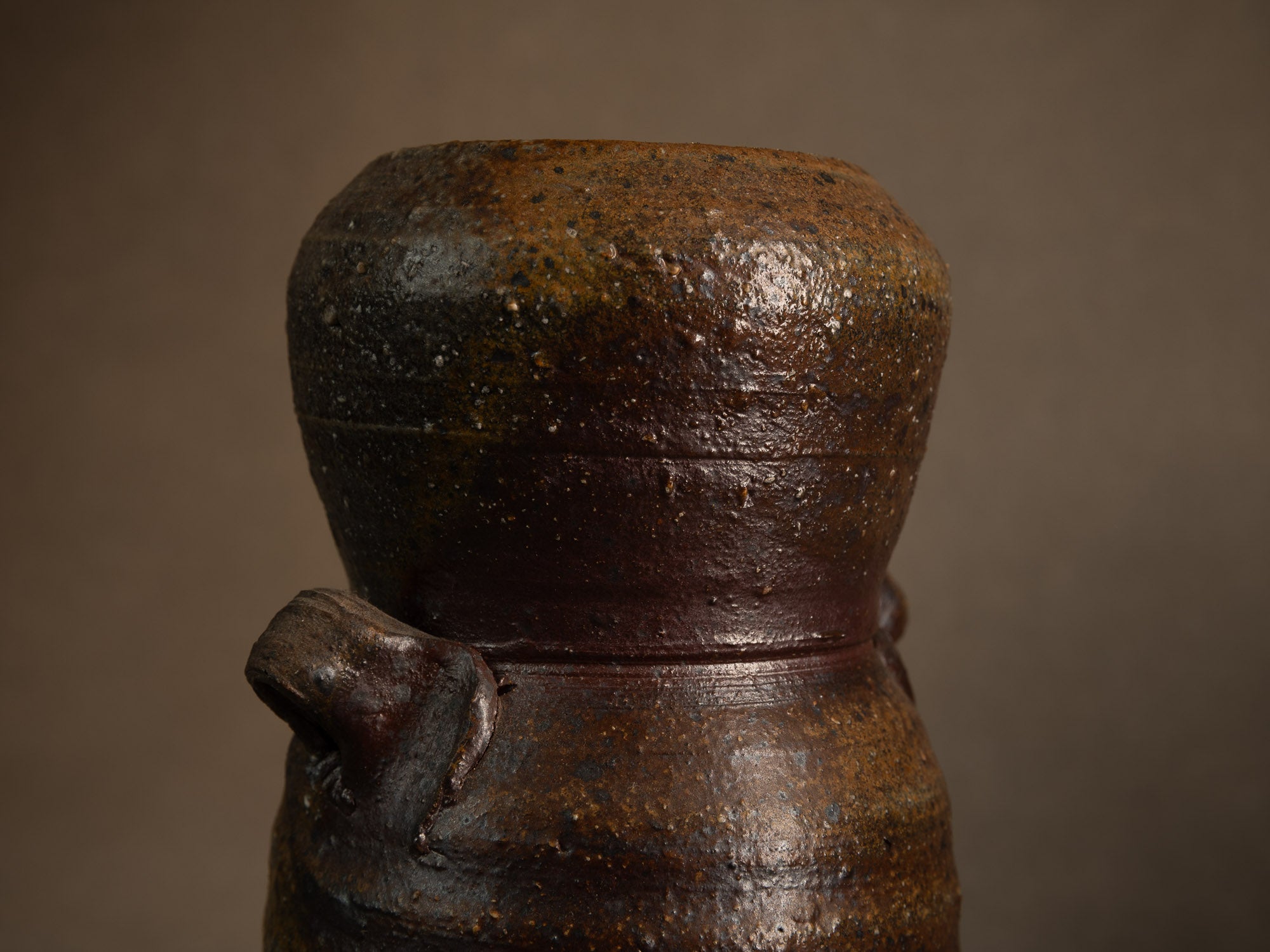 Vase hanaire en grès cuisson yakishime de Steen Kepp à La Borne, France (vers 1980-85)..Stoneware hanaire vase, yakishime firing, by Steen Kepp in La Borne, France (circa 1980-85)