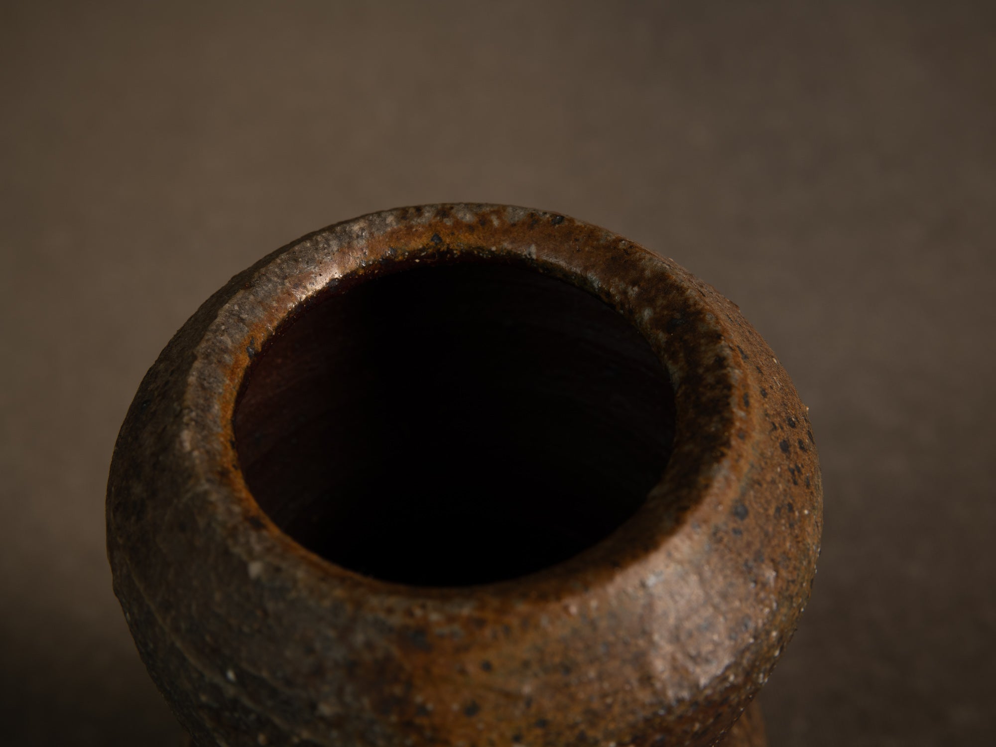 Vase hanaire en grès cuisson yakishime de Steen Kepp à La Borne, France (vers 1980-85)..Stoneware hanaire vase, yakishime firing, by Steen Kepp in La Borne, France (circa 1980-85)