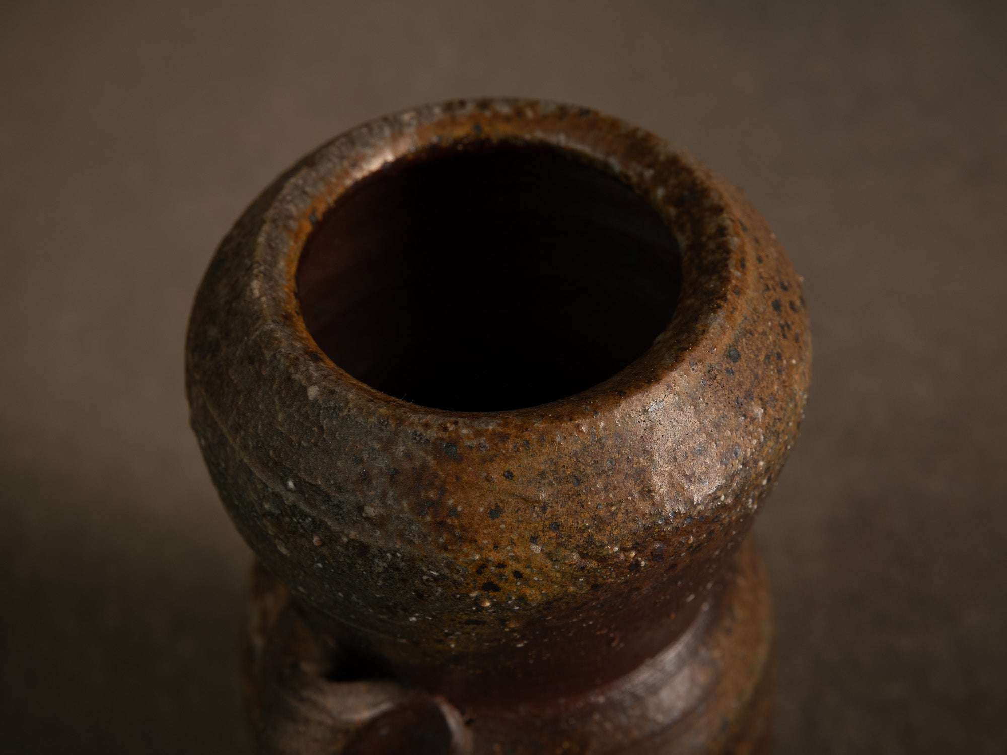 Vase hanaire en grès cuisson yakishime de Steen Kepp à La Borne, France (vers 1980-85)..Stoneware hanaire vase, yakishime firing, by Steen Kepp in La Borne, France (circa 1980-85)