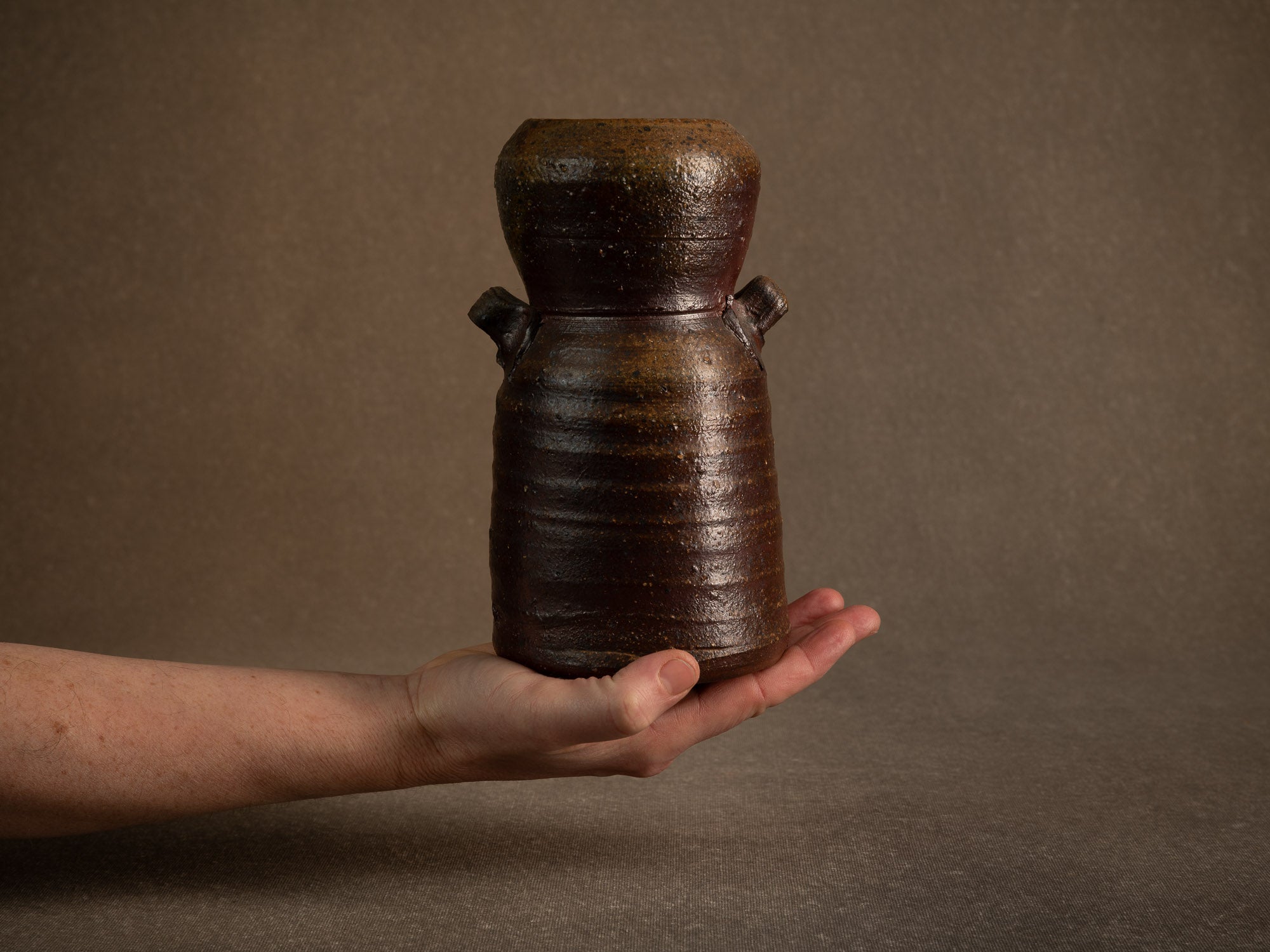 Vase hanaire en grès cuisson yakishime de Steen Kepp à La Borne, France (vers 1980-85)..Stoneware hanaire vase, yakishime firing, by Steen Kepp in La Borne, France (circa 1980-85)