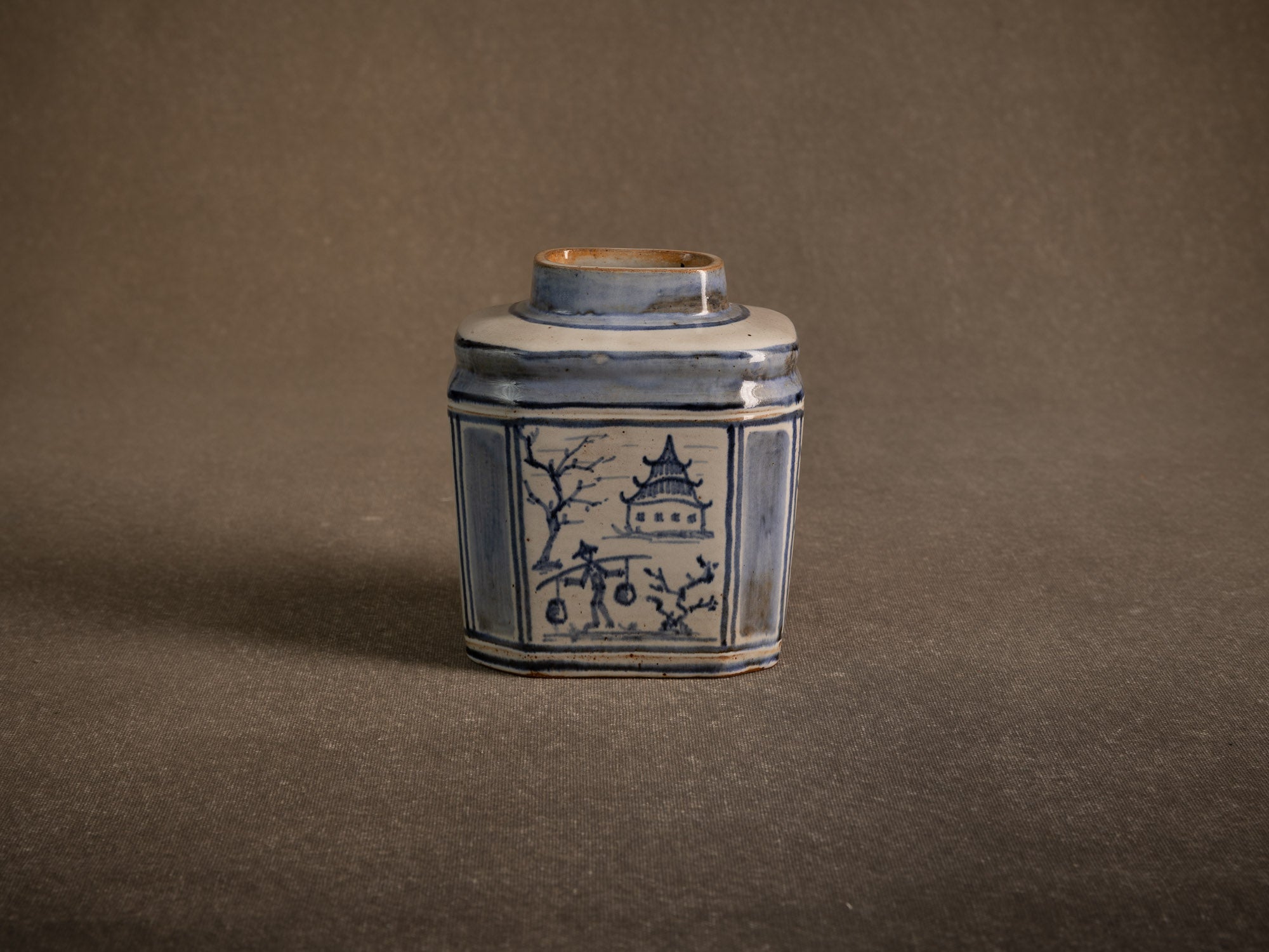 Vase / pot à thé à décor bleu & blanc en grès de Bornholm par Hjorth, Danemark (vers 1930-40)..Vase / tea pot with blue and white decoration in Bornholm stoneware by Hjorth, Denmark (circa 1930-40)
