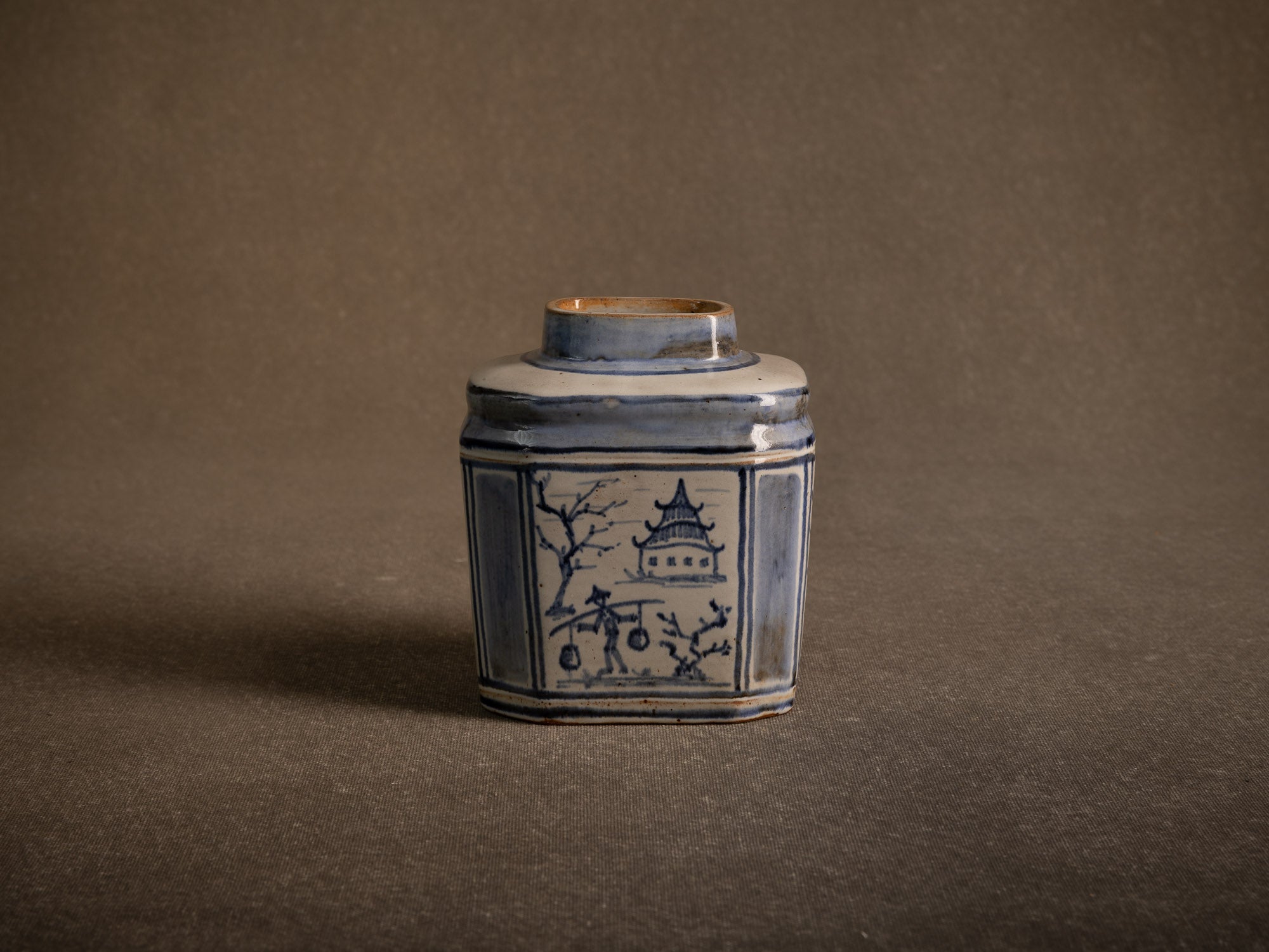 Vase / pot à thé à décor bleu & blanc en grès de Bornholm par Hjorth, Danemark (vers 1930-40)..Vase / tea pot with blue and white decoration in Bornholm stoneware by Hjorth, Denmark (circa 1930-40)