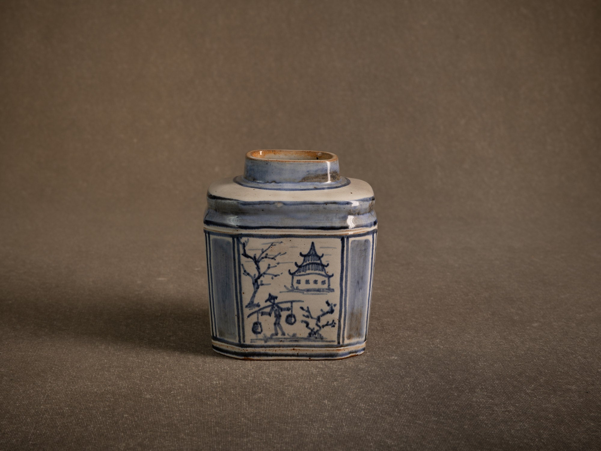 Vase / pot à thé à décor bleu & blanc en grès de Bornholm par Hjorth, Danemark (vers 1930-40)..Vase / tea pot with blue and white decoration in Bornholm stoneware by Hjorth, Denmark (circa 1930-40)