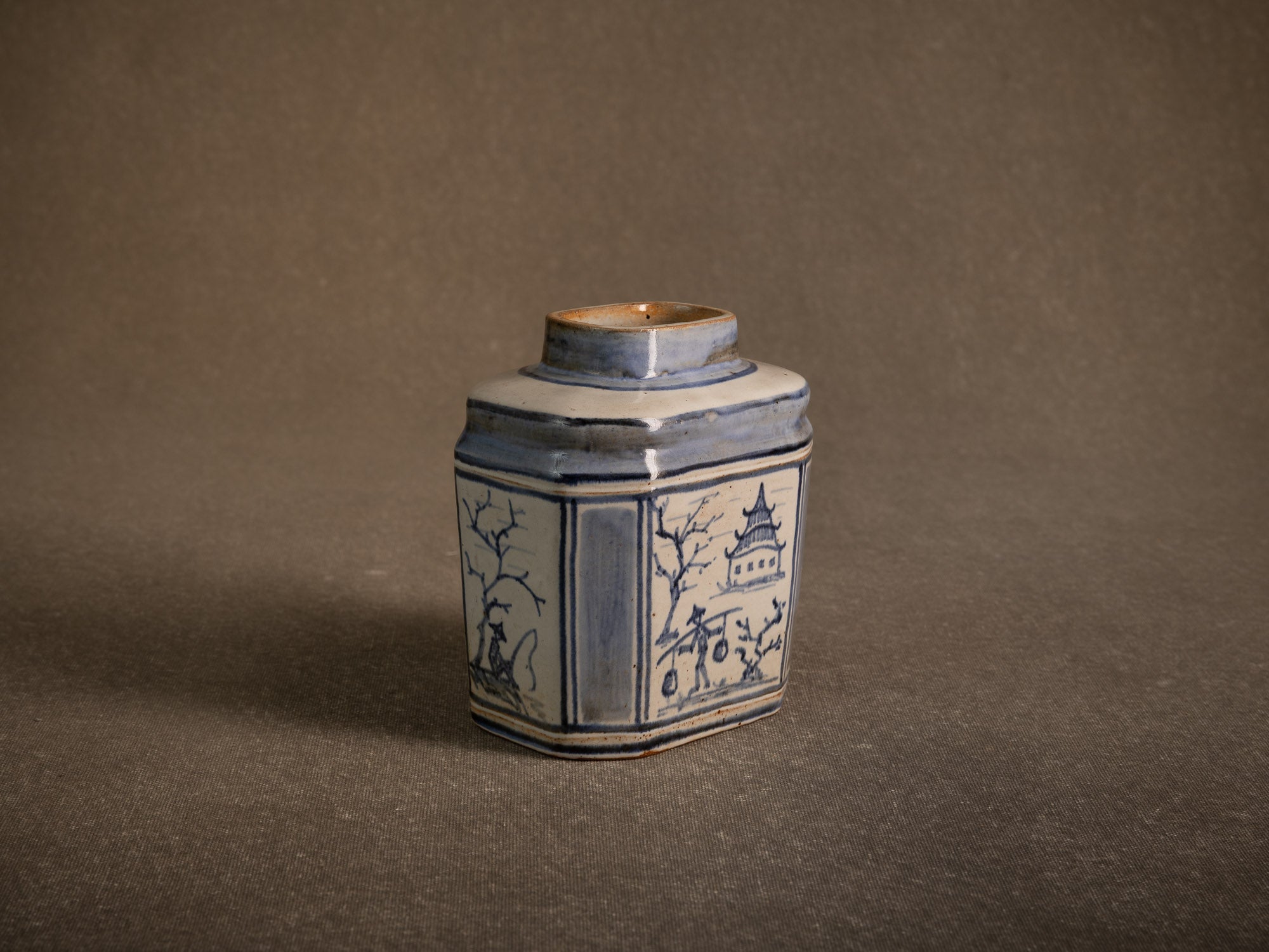 Vase / pot à thé à décor bleu & blanc en grès de Bornholm par Hjorth, Danemark (vers 1930-40)..Vase / tea pot with blue and white decoration in Bornholm stoneware by Hjorth, Denmark (circa 1930-40)