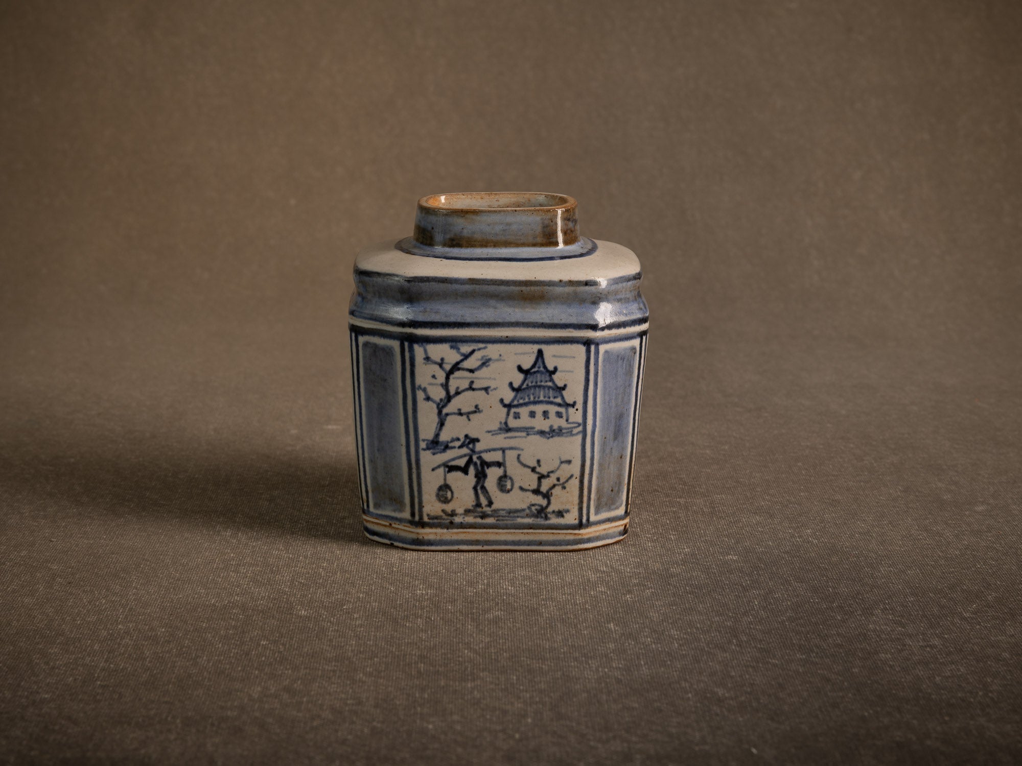 Vase / pot à thé à décor bleu & blanc en grès de Bornholm par Hjorth, Danemark (vers 1930-40)..Vase / tea pot with blue and white decoration in Bornholm stoneware by Hjorth, Denmark (circa 1930-40)