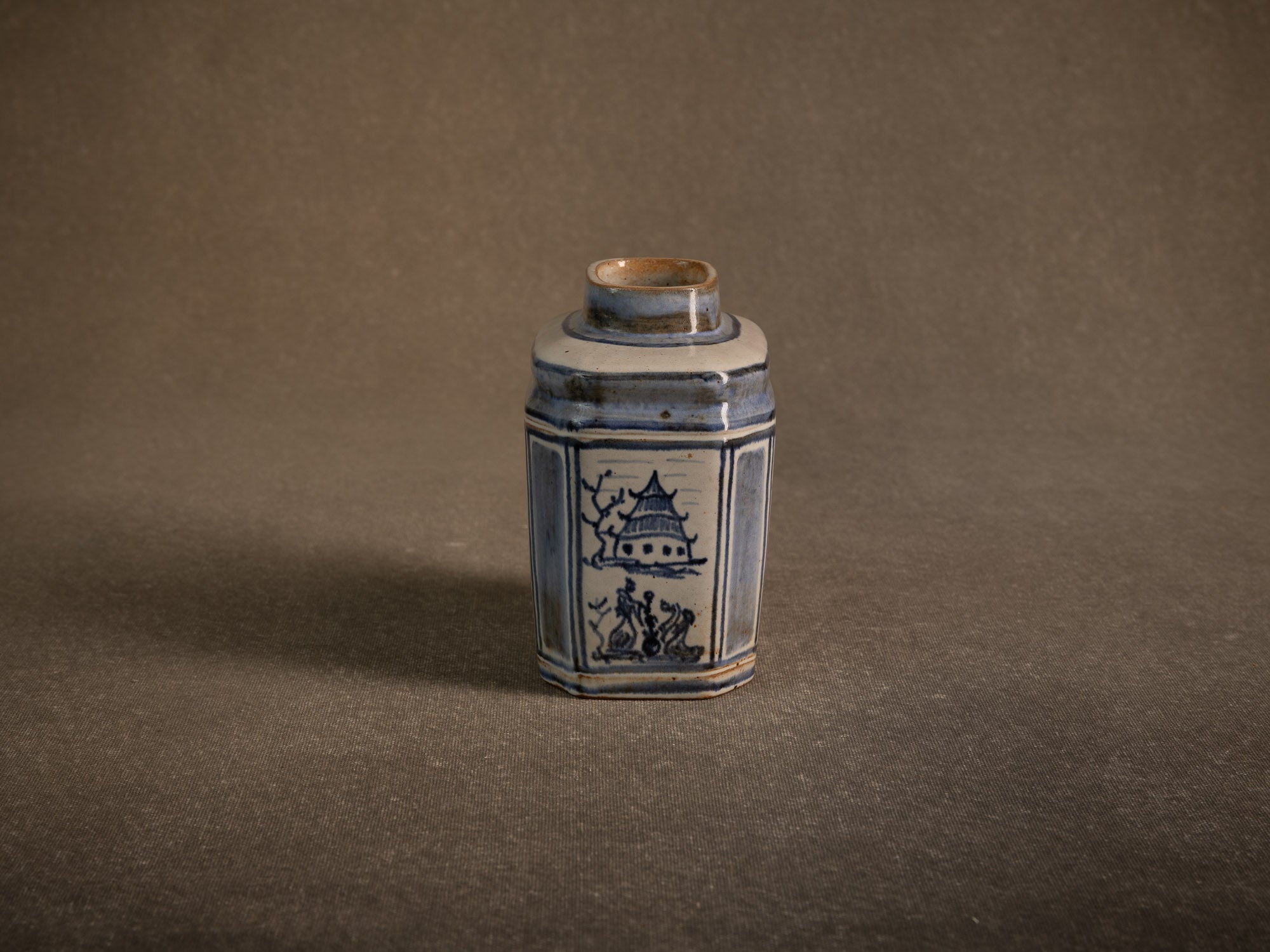 Vase / pot à thé à décor bleu & blanc en grès de Bornholm par Hjorth, Danemark (vers 1930-40)..Vase / tea pot with blue and white decoration in Bornholm stoneware by Hjorth, Denmark (circa 1930-40)