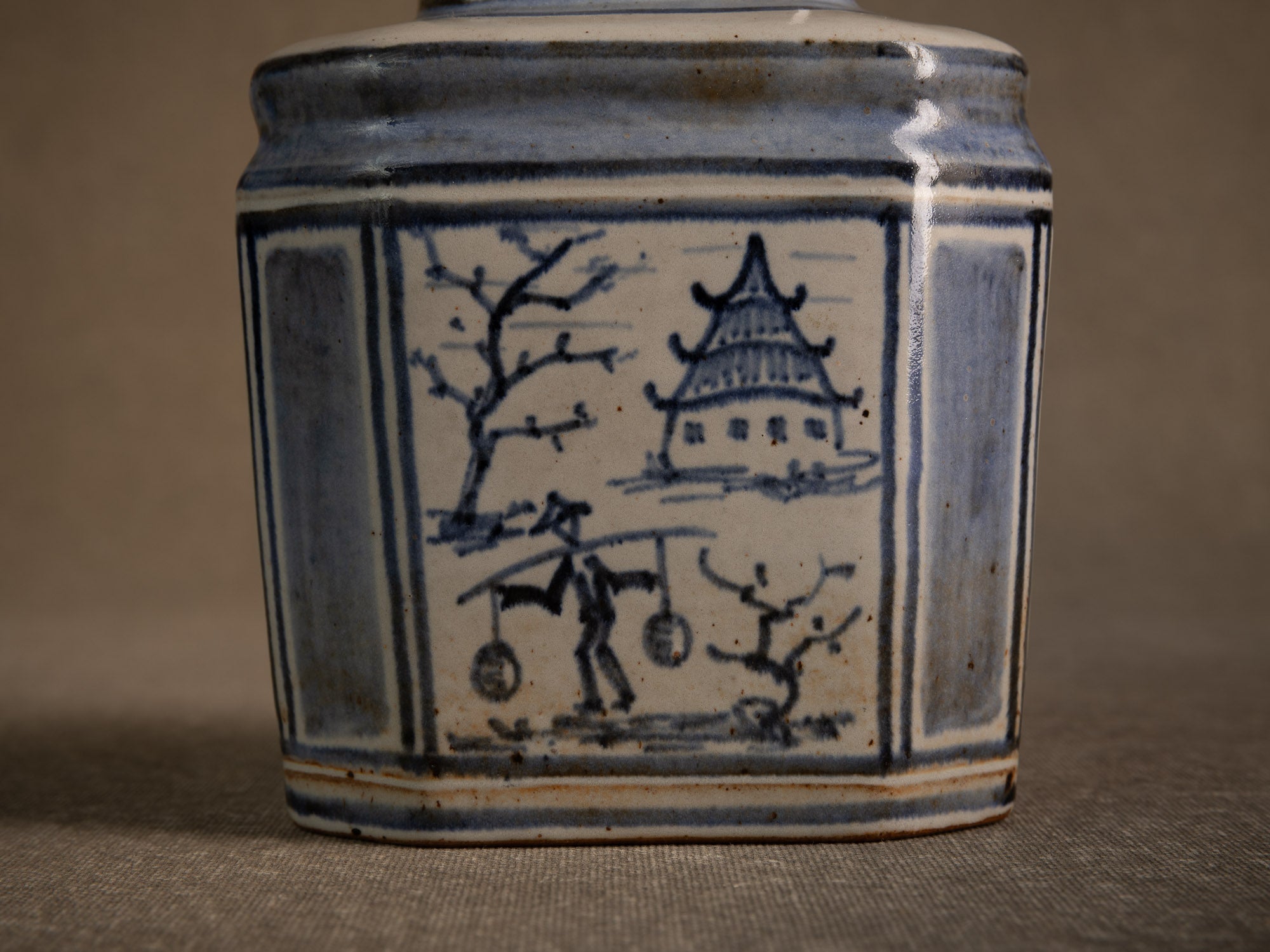 Vase / pot à thé à décor bleu & blanc en grès de Bornholm par Hjorth, Danemark (vers 1930-40)..Vase / tea pot with blue and white decoration in Bornholm stoneware by Hjorth, Denmark (circa 1930-40)