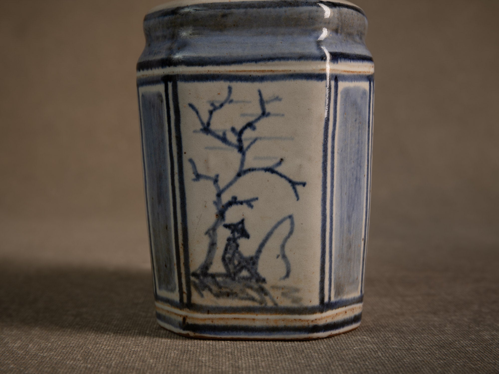 Vase / pot à thé à décor bleu & blanc en grès de Bornholm par Hjorth, Danemark (vers 1930-40)..Vase / tea pot with blue and white decoration in Bornholm stoneware by Hjorth, Denmark (circa 1930-40)