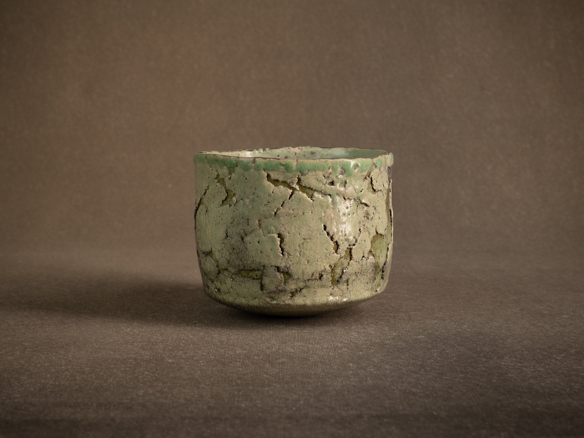 Coupe circulaire en raku de Nani Champy‑Schott, France (vers 1995)..Celadon circular raku ware bowl by Nani Champy Schott, France (vers 1995)