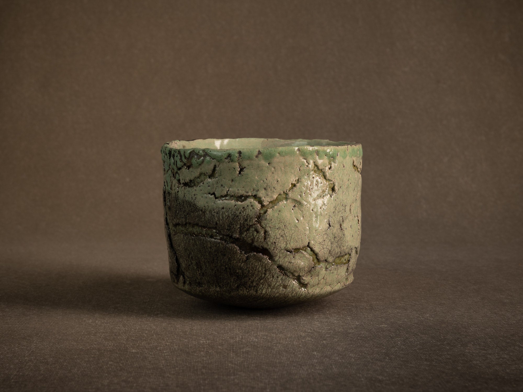 Coupe circulaire en raku de Nani Champy‑Schott, France (vers 1995)..Celadon circular raku ware bowl by Nani Champy Schott, France (vers 1995)