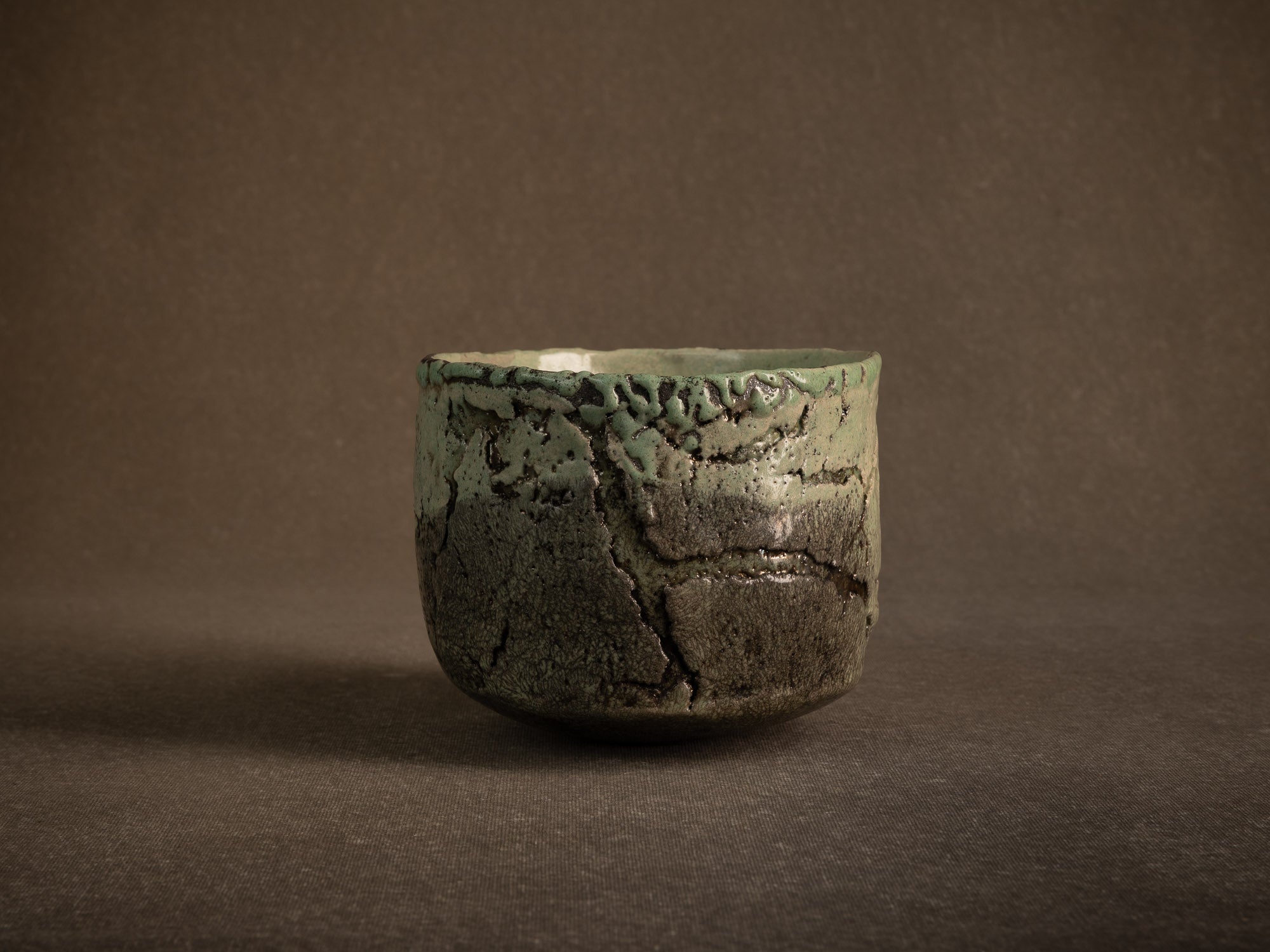 Coupe circulaire en raku de Nani Champy‑Schott, France (vers 1995)..Celadon circular raku ware bowl by Nani Champy Schott, France (vers 1995)