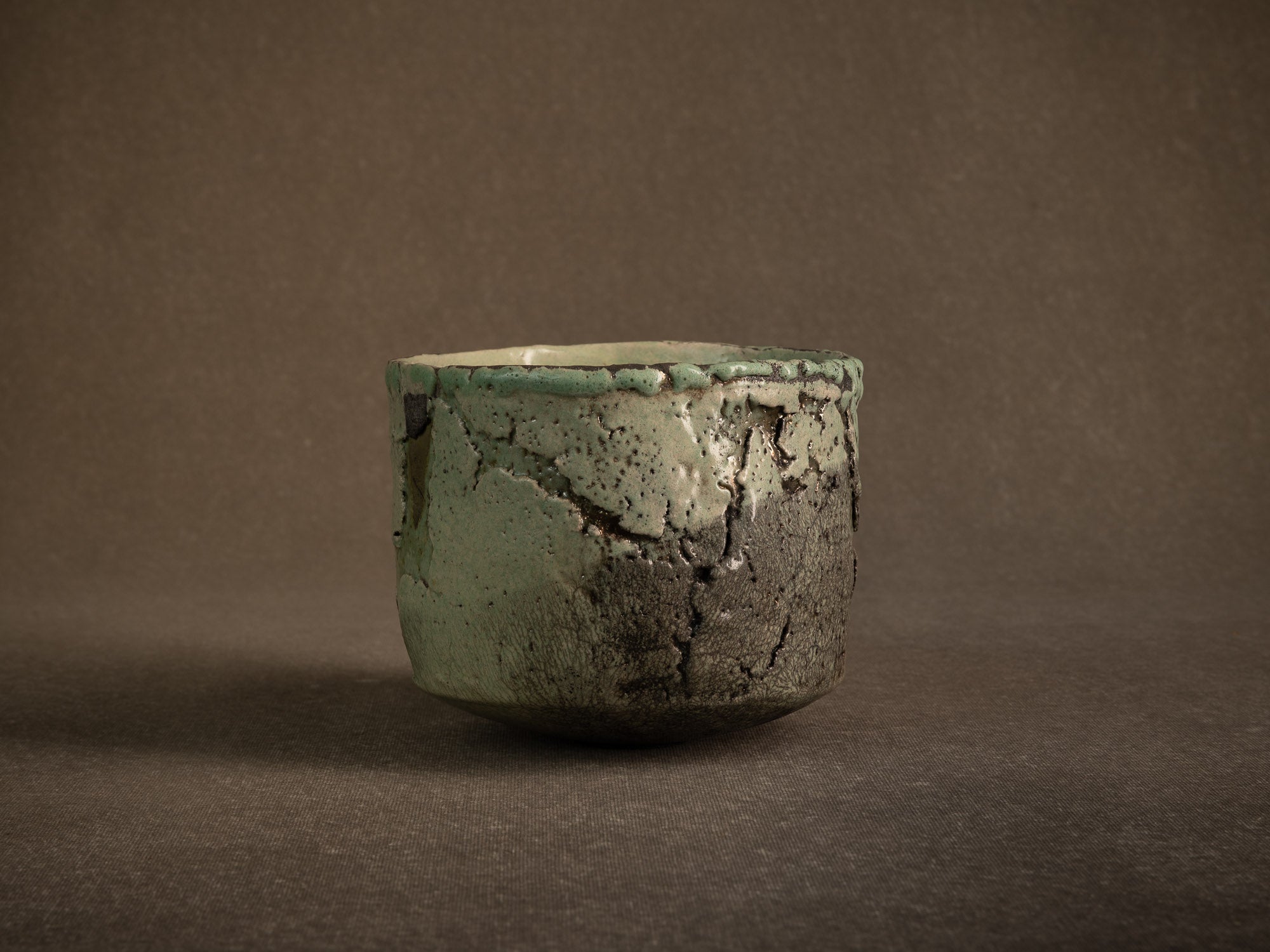 Coupe circulaire en raku de Nani Champy‑Schott, France (vers 1995)..Celadon circular raku ware bowl by Nani Champy Schott, France (vers 1995)