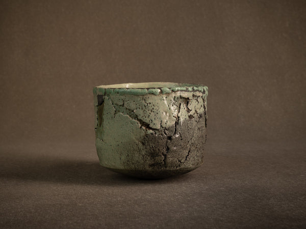 Coupe circulaire en raku de Nani Champy‑Schott, France (vers 1995)..Celadon circular raku ware bowl by Nani Champy Schott, France (vers 1995)