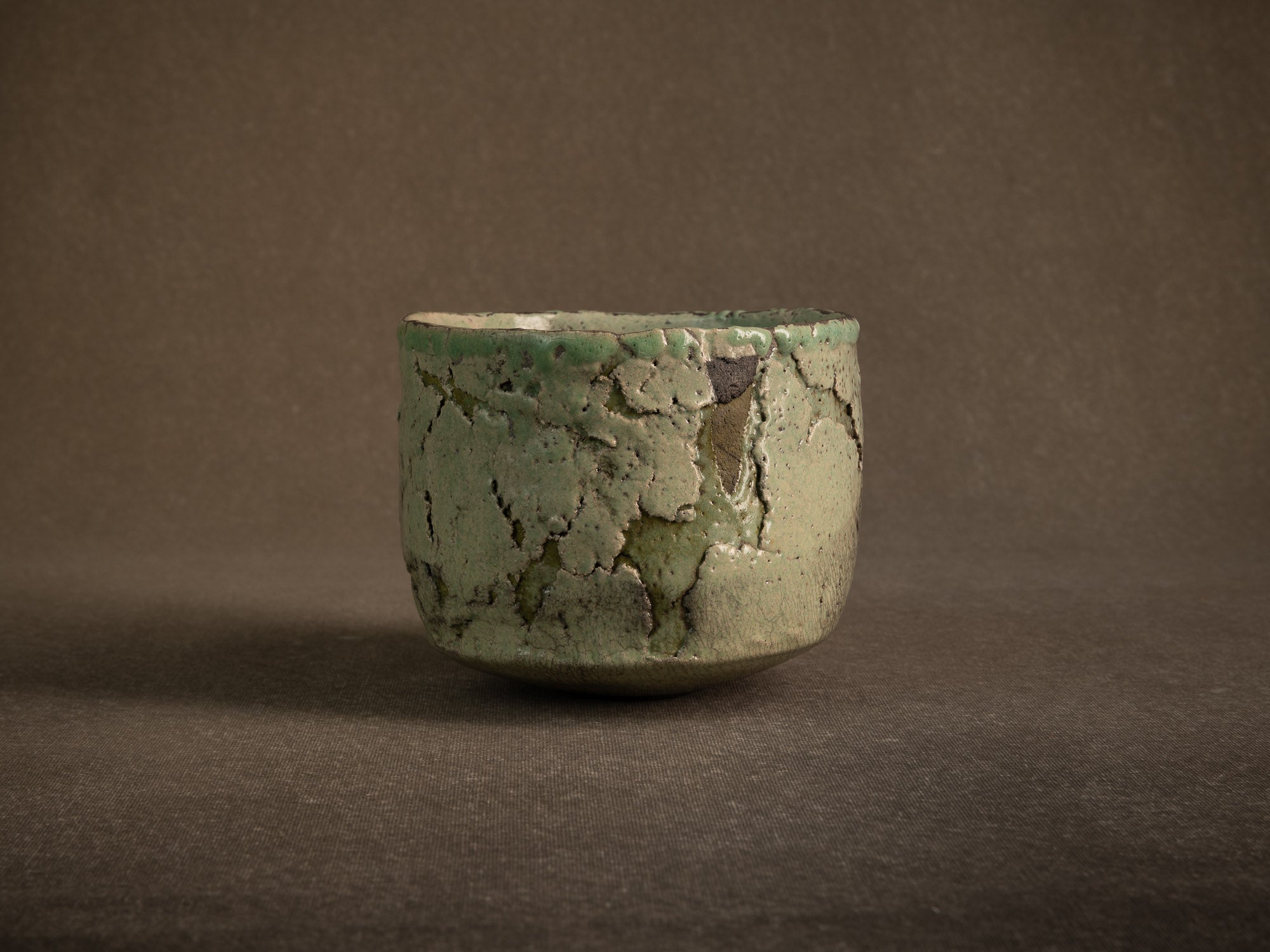 Coupe circulaire en raku de Nani Champy‑Schott, France (vers 1995)..Celadon circular raku ware bowl by Nani Champy Schott, France (vers 1995)