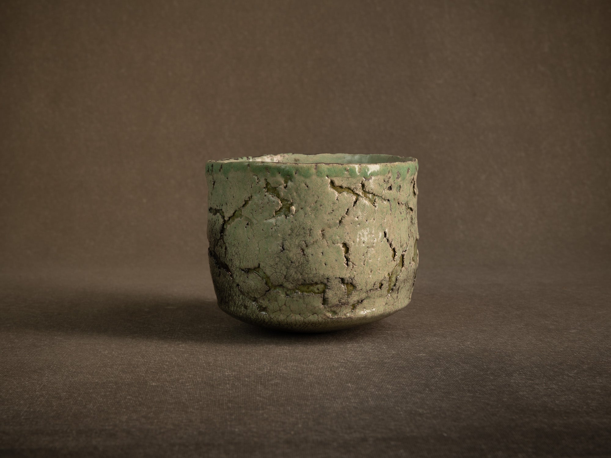 Coupe circulaire en raku de Nani Champy‑Schott, France (vers 1995)..Celadon circular raku ware bowl by Nani Champy Schott, France (vers 1995)
