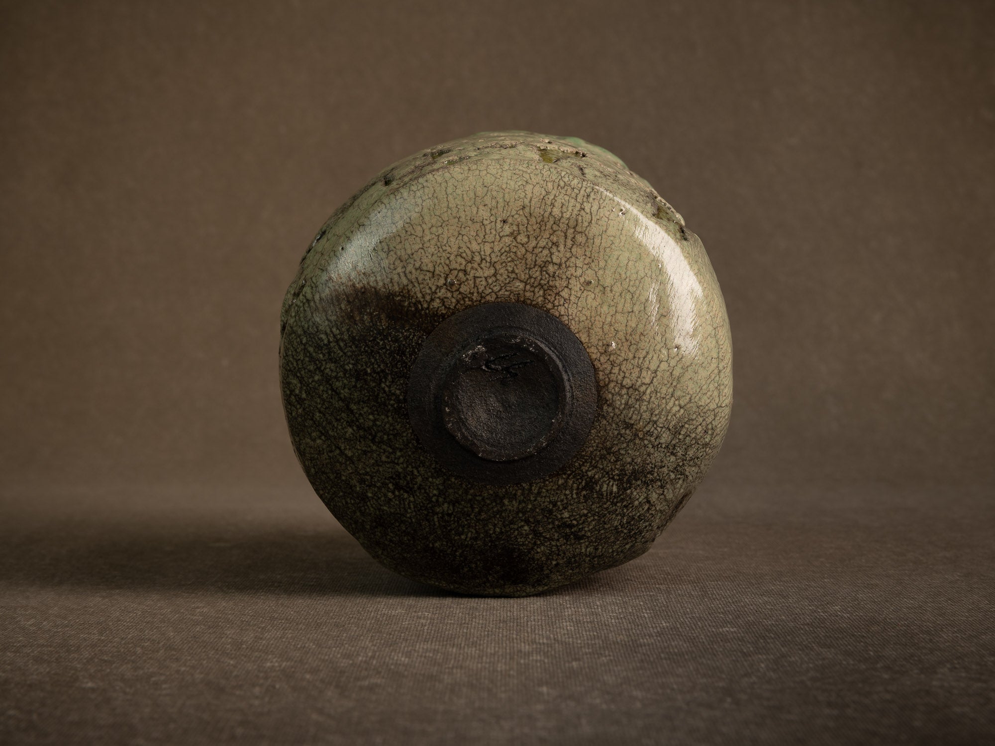 Coupe circulaire en raku de Nani Champy‑Schott, France (vers 1995)..Celadon circular raku ware bowl by Nani Champy Schott, France (vers 1995)