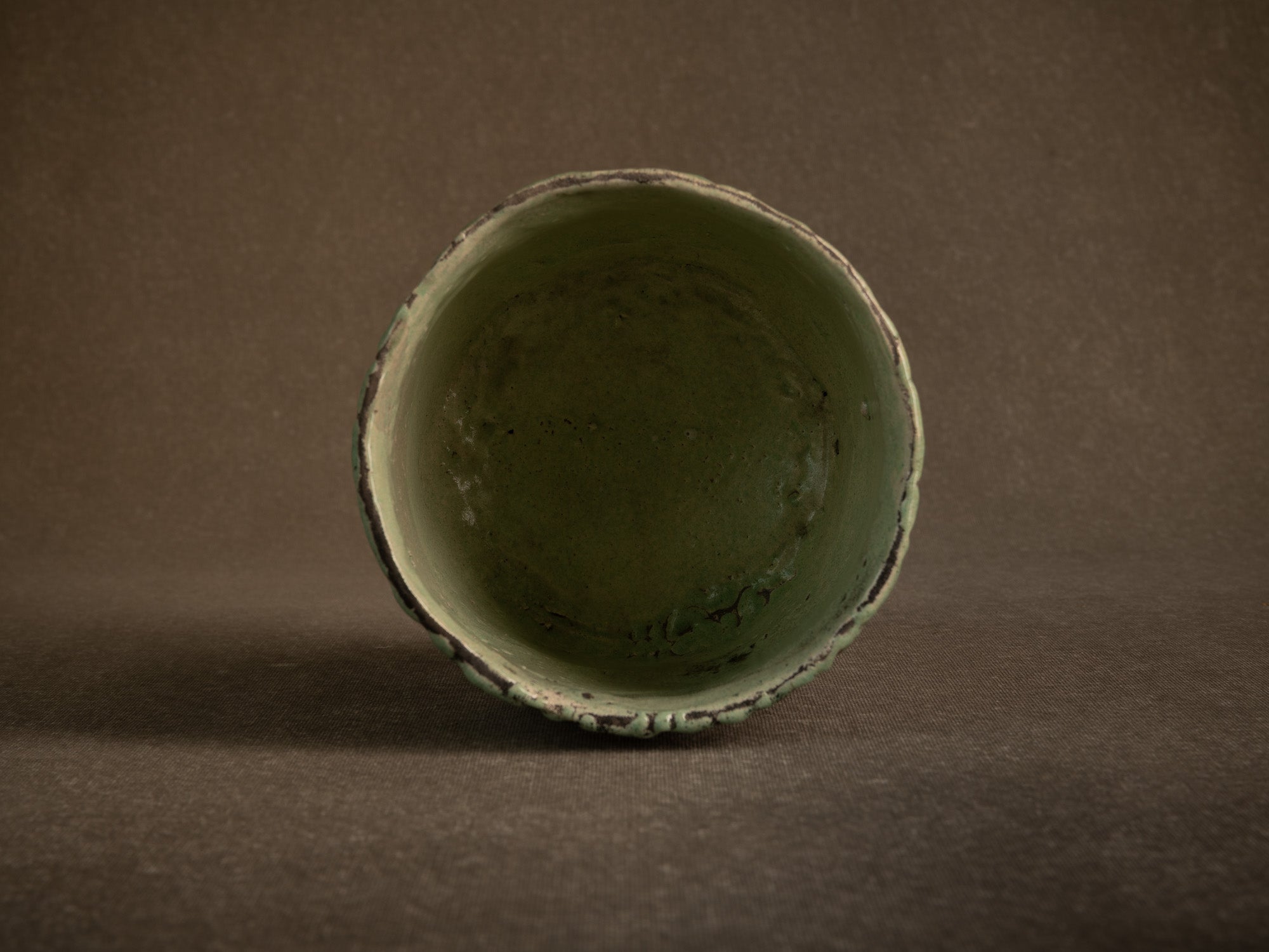 Coupe circulaire en raku de Nani Champy‑Schott, France (vers 1995)..Celadon circular raku ware bowl by Nani Champy Schott, France (vers 1995)