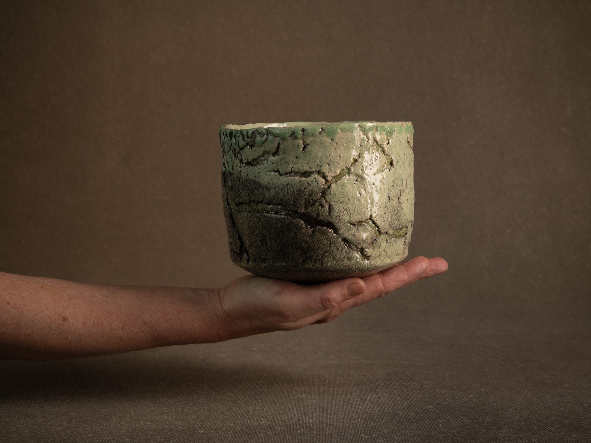 Coupe circulaire en raku de Nani Champy‑Schott, France (vers 1995)..Celadon circular raku ware bowl by Nani Champy Schott, France (vers 1995)