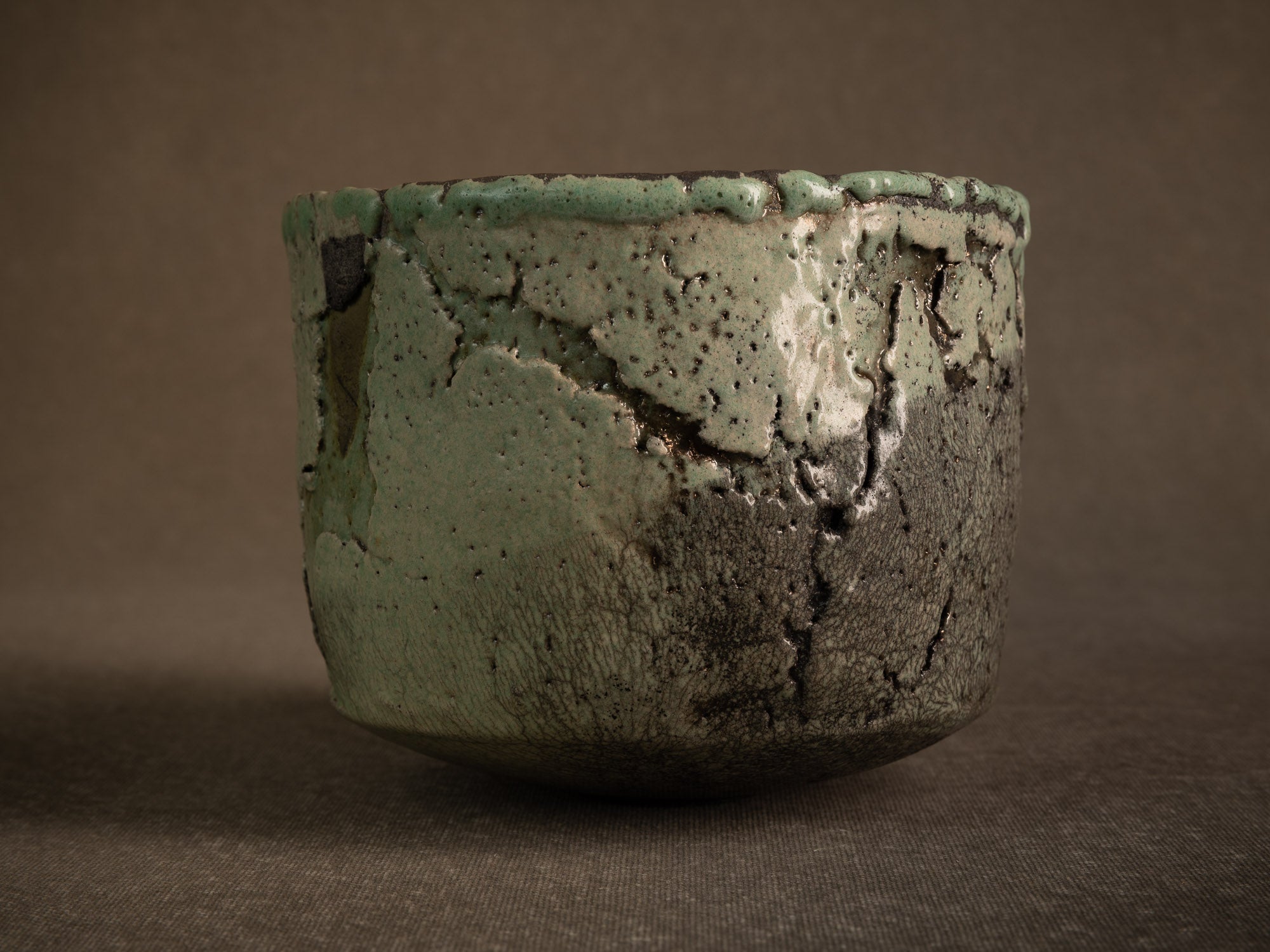 Coupe circulaire en raku de Nani Champy‑Schott, France (vers 1995)..Celadon circular raku ware bowl by Nani Champy Schott, France (vers 1995)