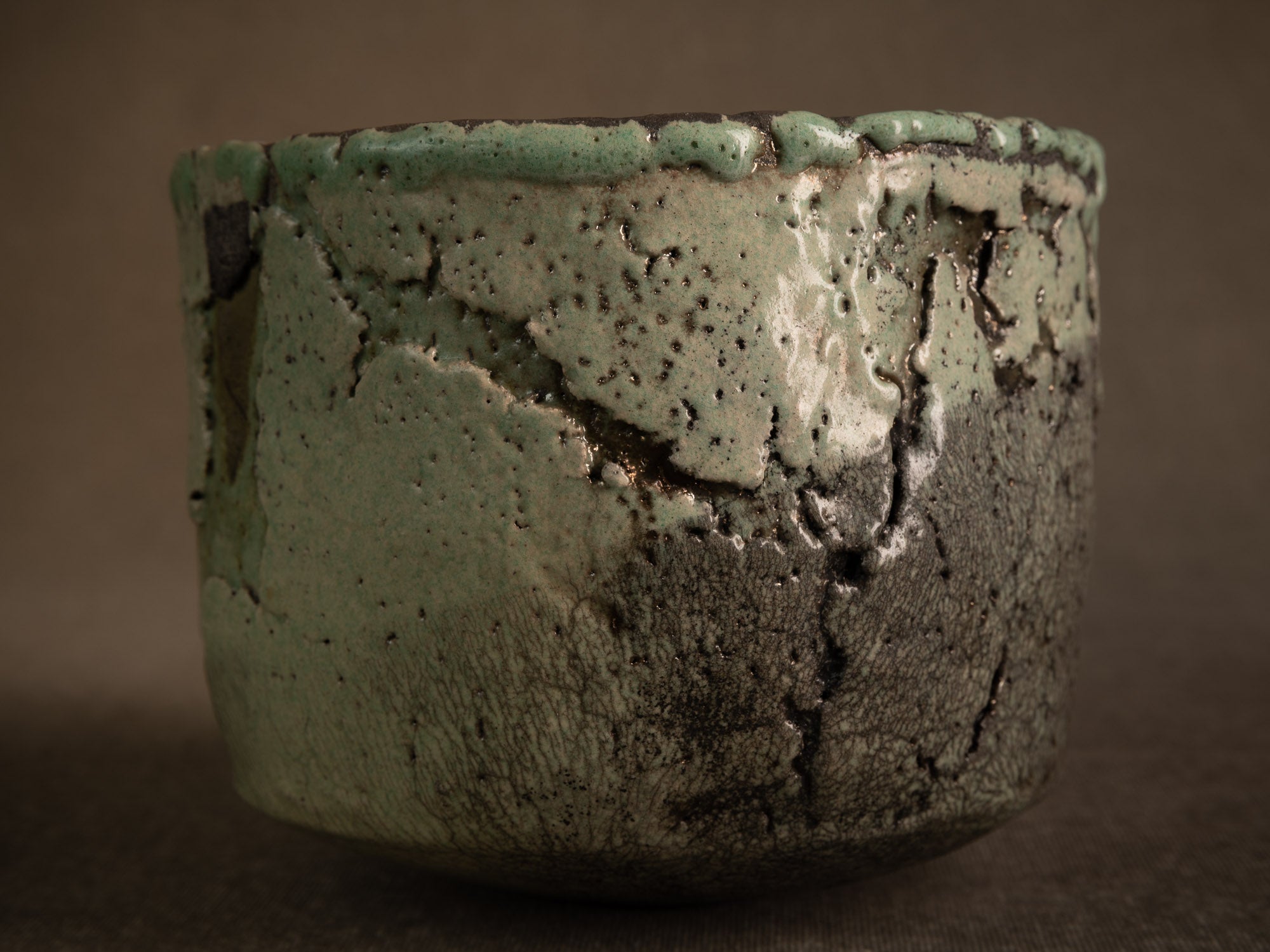 Coupe circulaire en raku de Nani Champy‑Schott, France (vers 1995)..Celadon circular raku ware bowl by Nani Champy Schott, France (vers 1995)