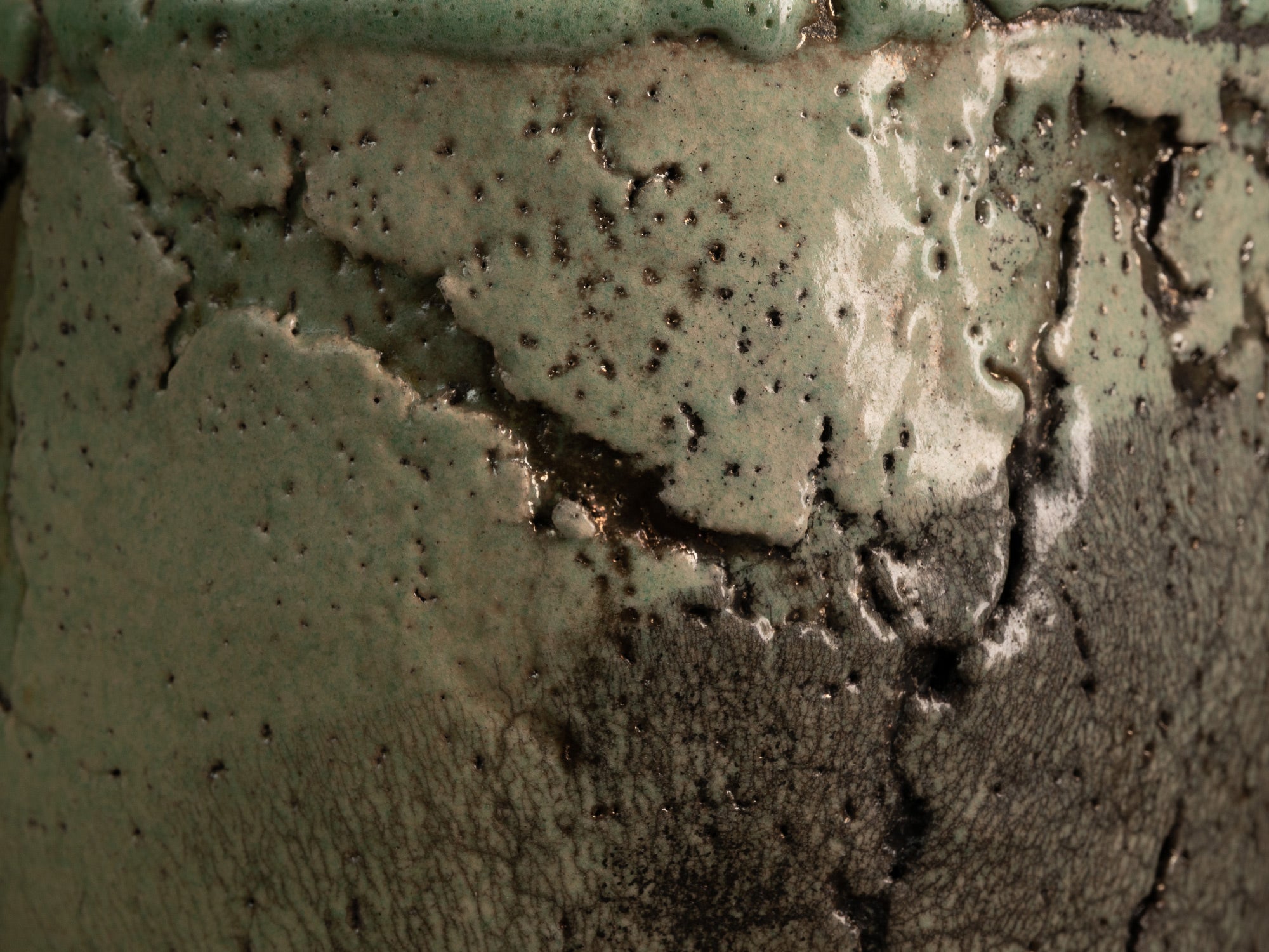 Coupe circulaire en raku de Nani Champy‑Schott, France (vers 1995)..Celadon circular raku ware bowl by Nani Champy Schott, France (vers 1995)