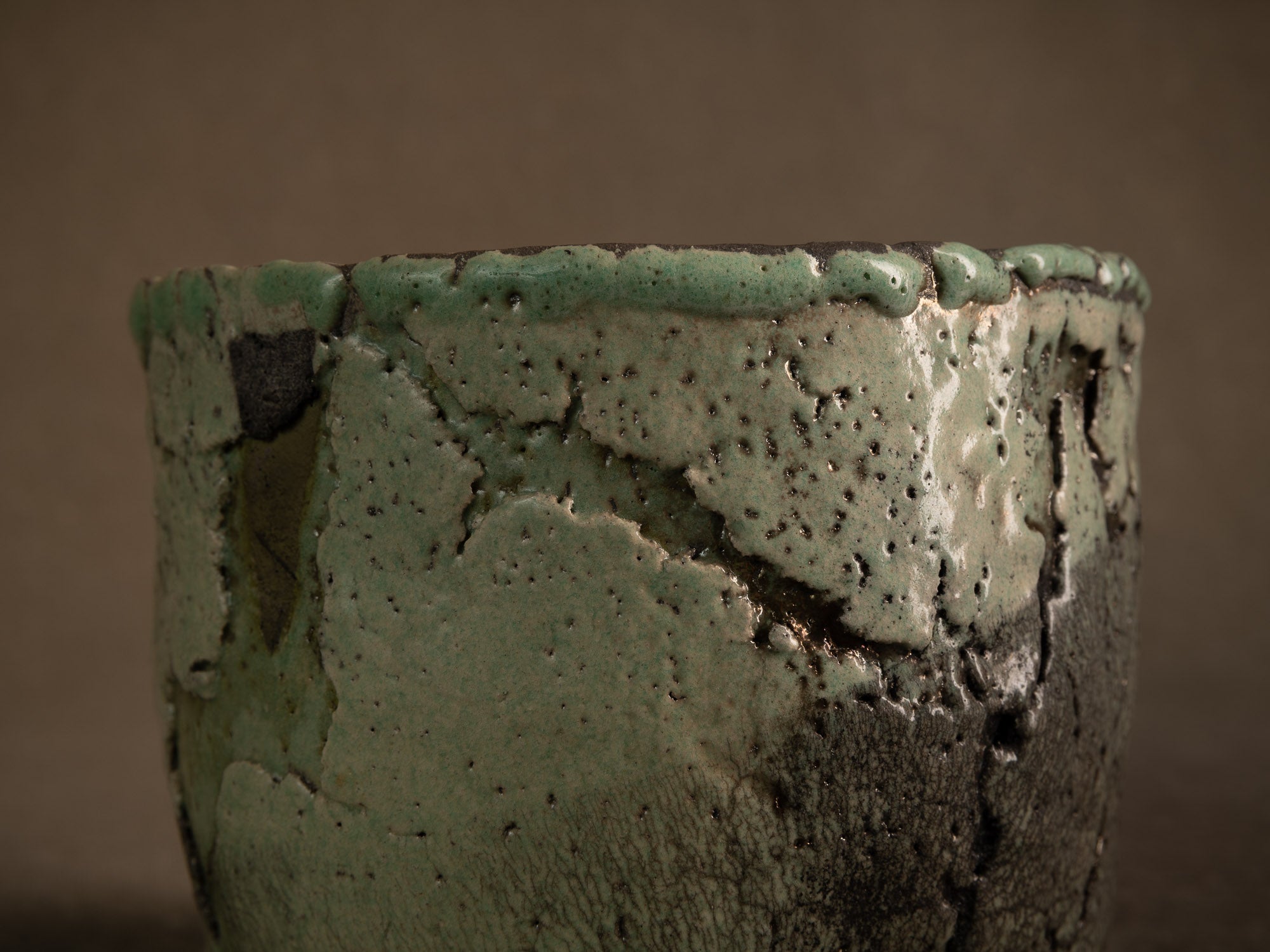 Coupe circulaire en raku de Nani Champy‑Schott, France (vers 1995)..Celadon circular raku ware bowl by Nani Champy Schott, France (vers 1995)