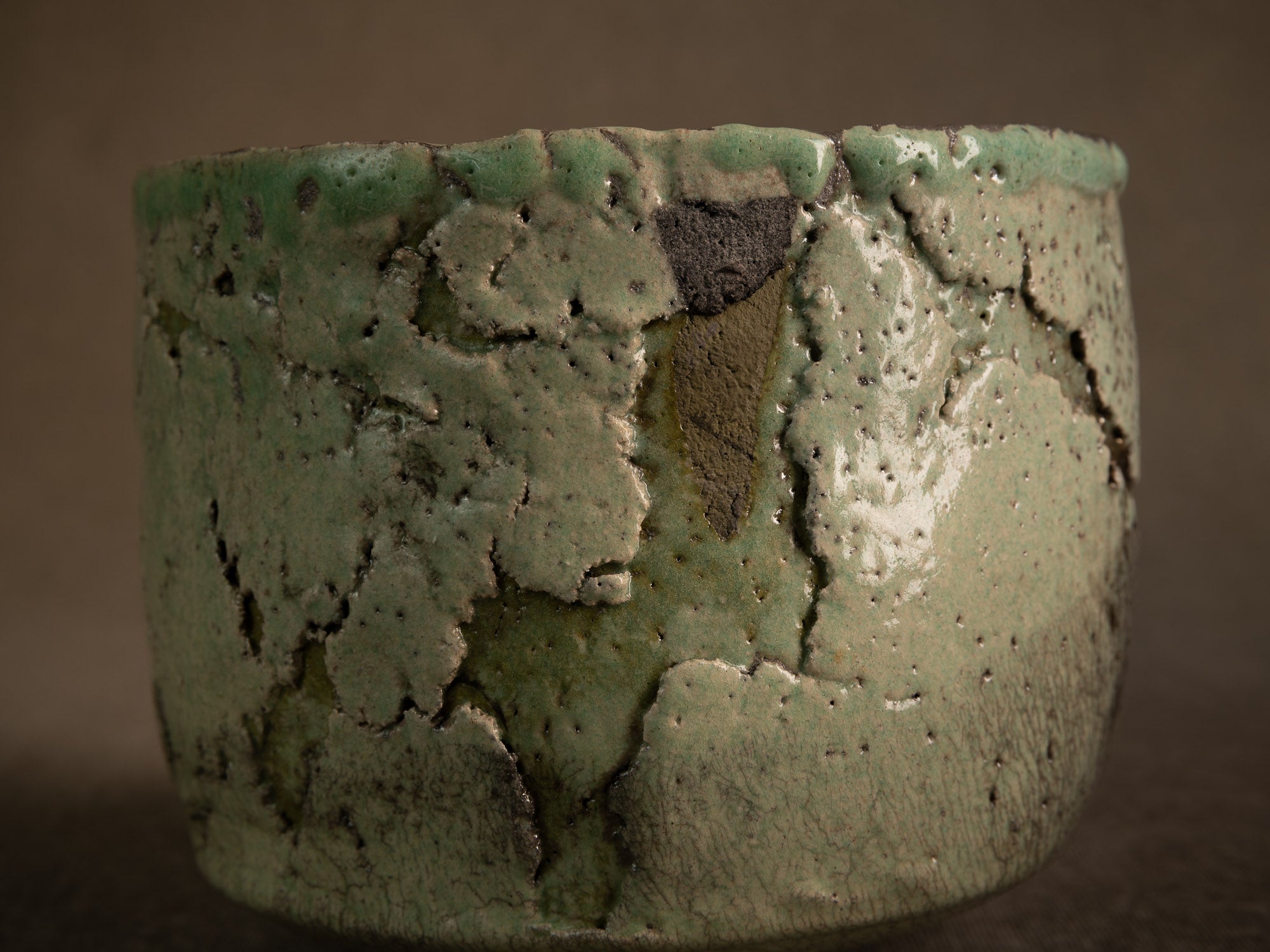 Coupe circulaire en raku de Nani Champy‑Schott, France (vers 1995)..Celadon circular raku ware bowl by Nani Champy Schott, France (vers 1995)