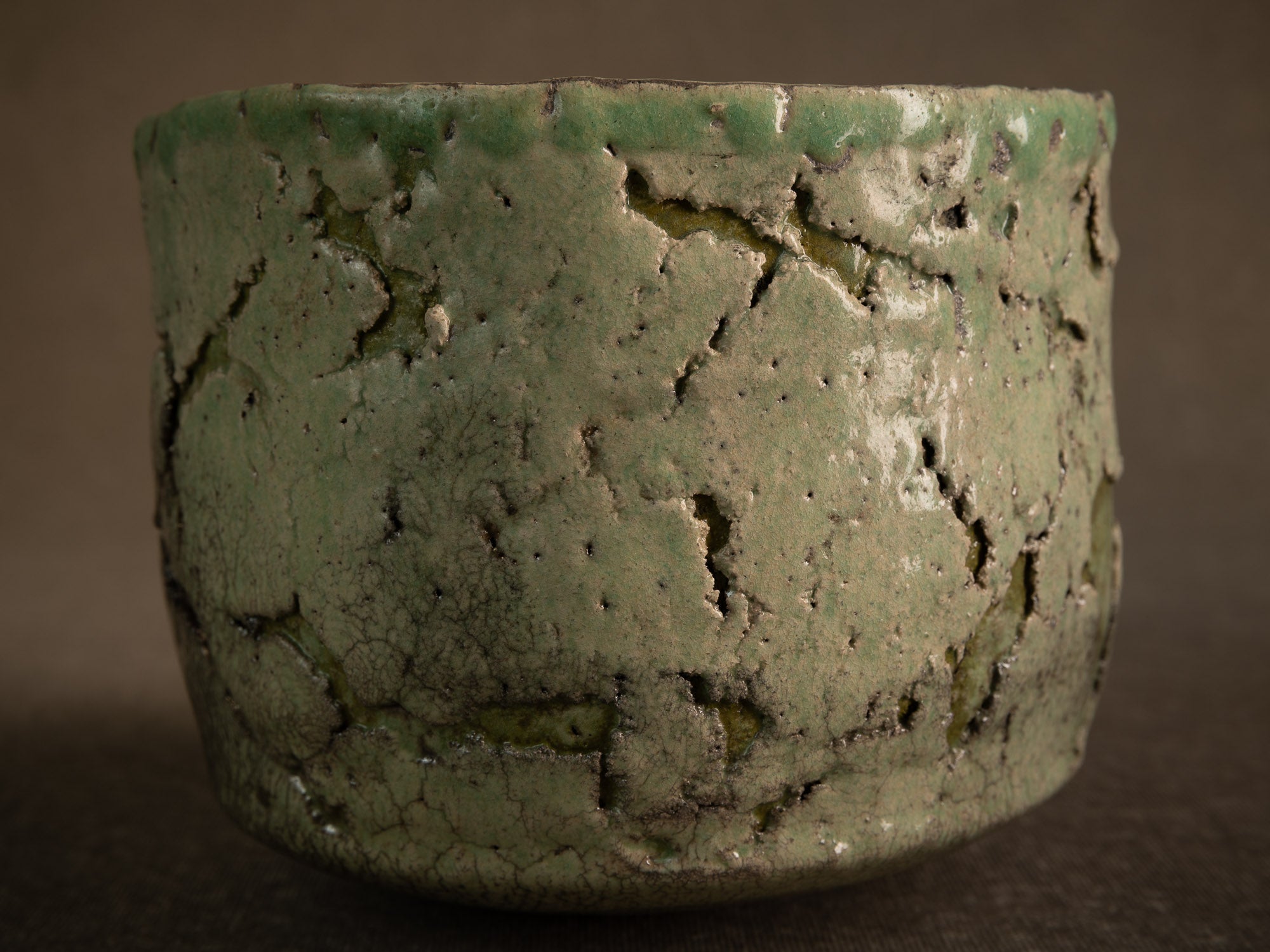 Coupe circulaire en raku de Nani Champy‑Schott, France (vers 1995)..Celadon circular raku ware bowl by Nani Champy Schott, France (vers 1995)