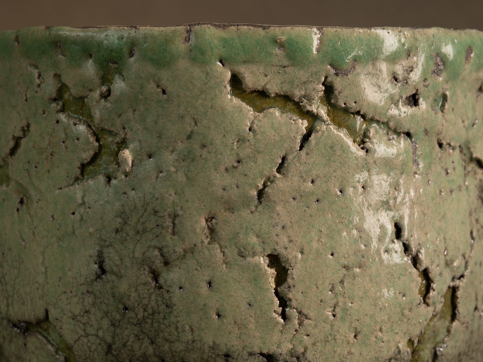 Coupe circulaire en raku de Nani Champy‑Schott, France (vers 1995)..Celadon circular raku ware bowl by Nani Champy Schott, France (vers 1995)