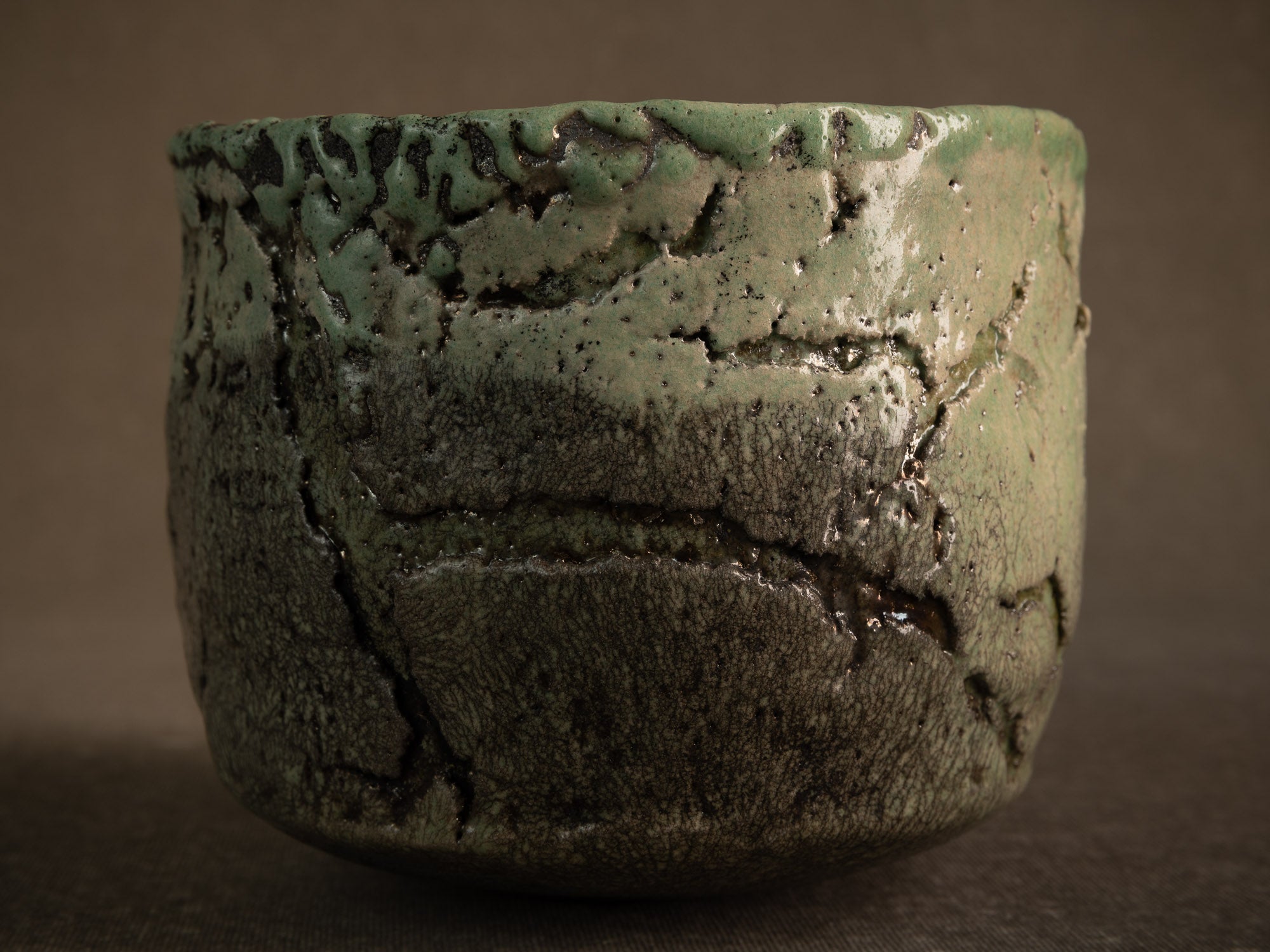 Coupe circulaire en raku de Nani Champy‑Schott, France (vers 1995)..Celadon circular raku ware bowl by Nani Champy Schott, France (vers 1995)