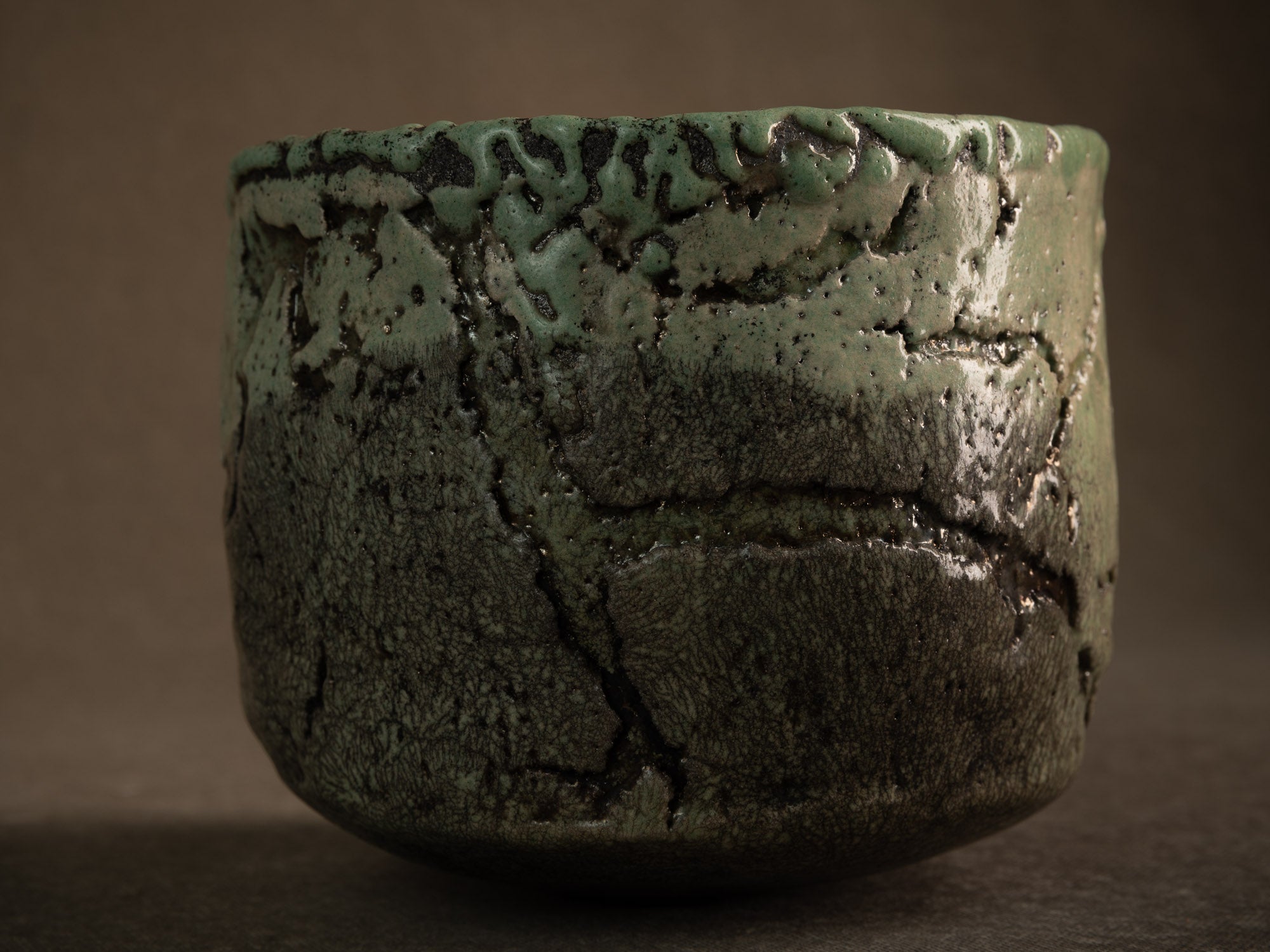 Coupe circulaire en raku de Nani Champy‑Schott, France (vers 1995)..Celadon circular raku ware bowl by Nani Champy Schott, France (vers 1995)