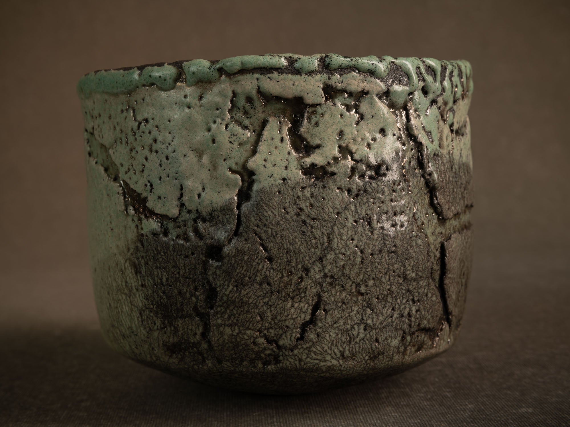Coupe circulaire en raku de Nani Champy‑Schott, France (vers 1995)..Celadon circular raku ware bowl by Nani Champy Schott, France (vers 1995)