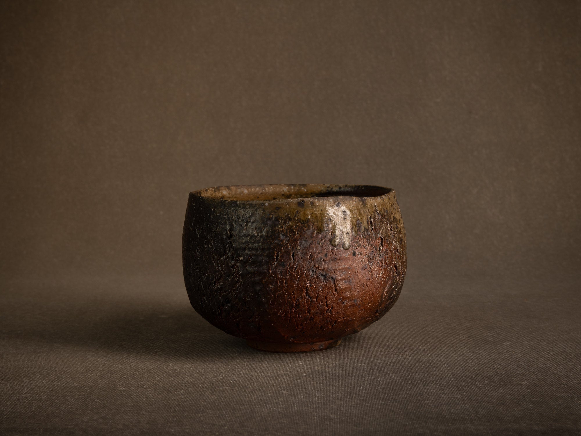 Coupe circulaire grès de Jean-Marie Foubert, France (vers 1995)..Circular stoneware bowl by Jean-Marie Foubert, France (circa 1995)