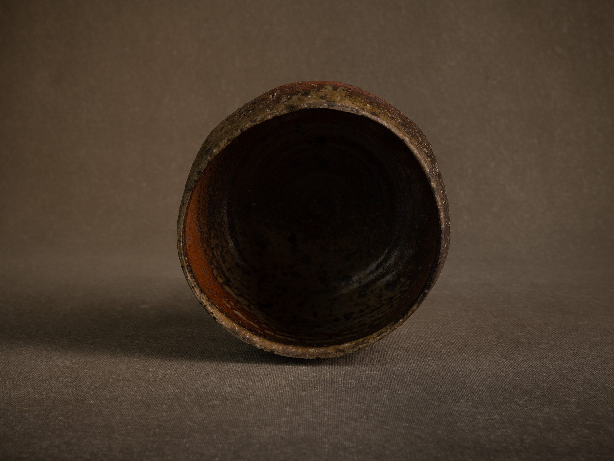 Coupe circulaire grès de Jean-Marie Foubert, France (vers 1995)..Circular stoneware bowl by Jean-Marie Foubert, France (circa 1995)