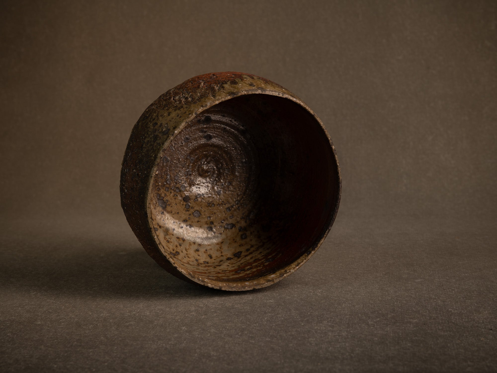 Coupe circulaire grès de Jean-Marie Foubert, France (vers 1995)..Circular stoneware bowl by Jean-Marie Foubert, France (circa 1995)