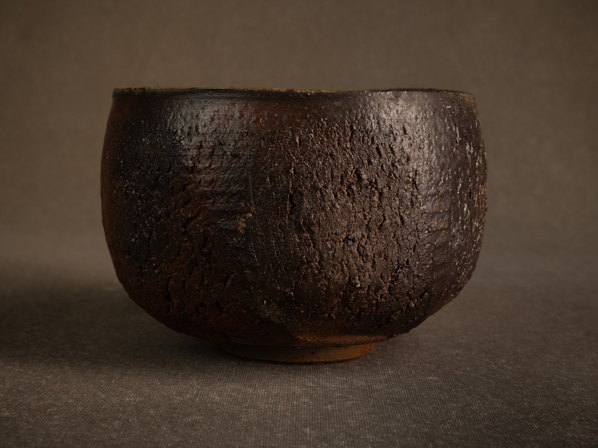 Coupe circulaire grès de Jean-Marie Foubert, France (vers 1995)..Circular stoneware bowl by Jean-Marie Foubert, France (circa 1995)