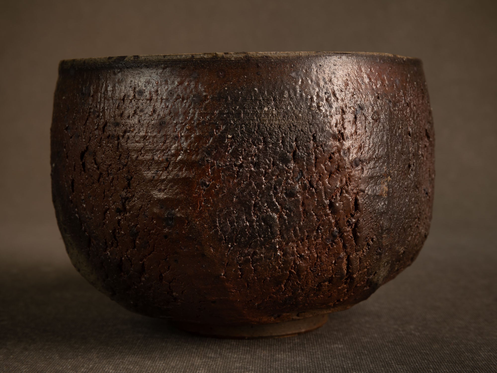 Coupe circulaire grès de Jean-Marie Foubert, France (vers 1995)..Circular stoneware bowl by Jean-Marie Foubert, France (circa 1995)