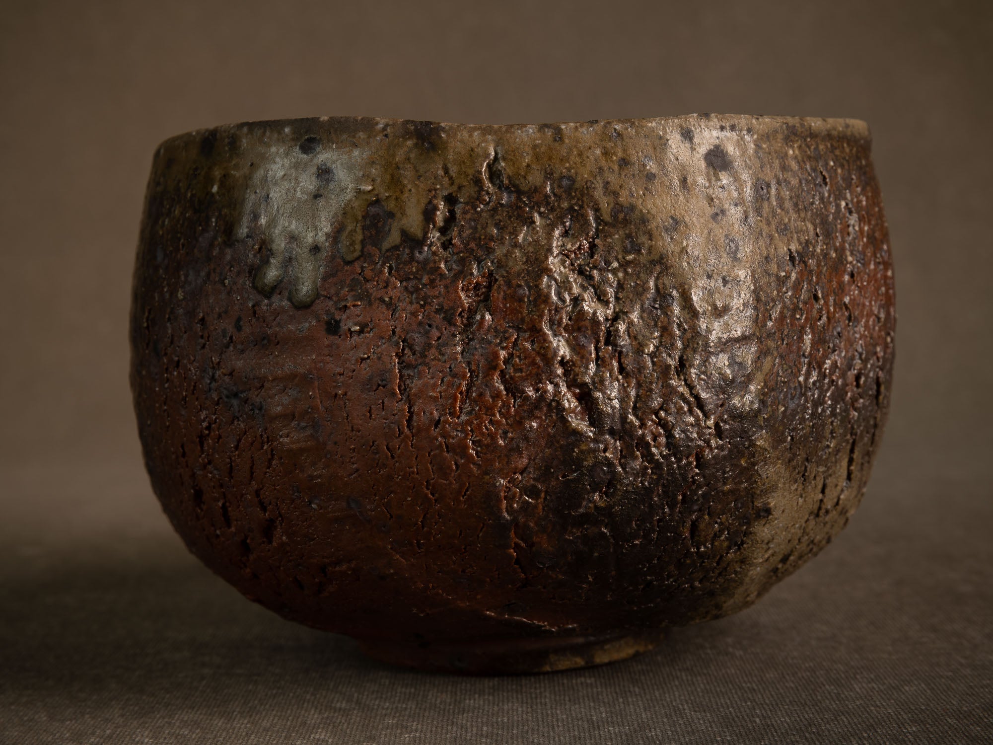 Coupe circulaire grès de Jean-Marie Foubert, France (vers 1995)..Circular stoneware bowl by Jean-Marie Foubert, France (circa 1995)