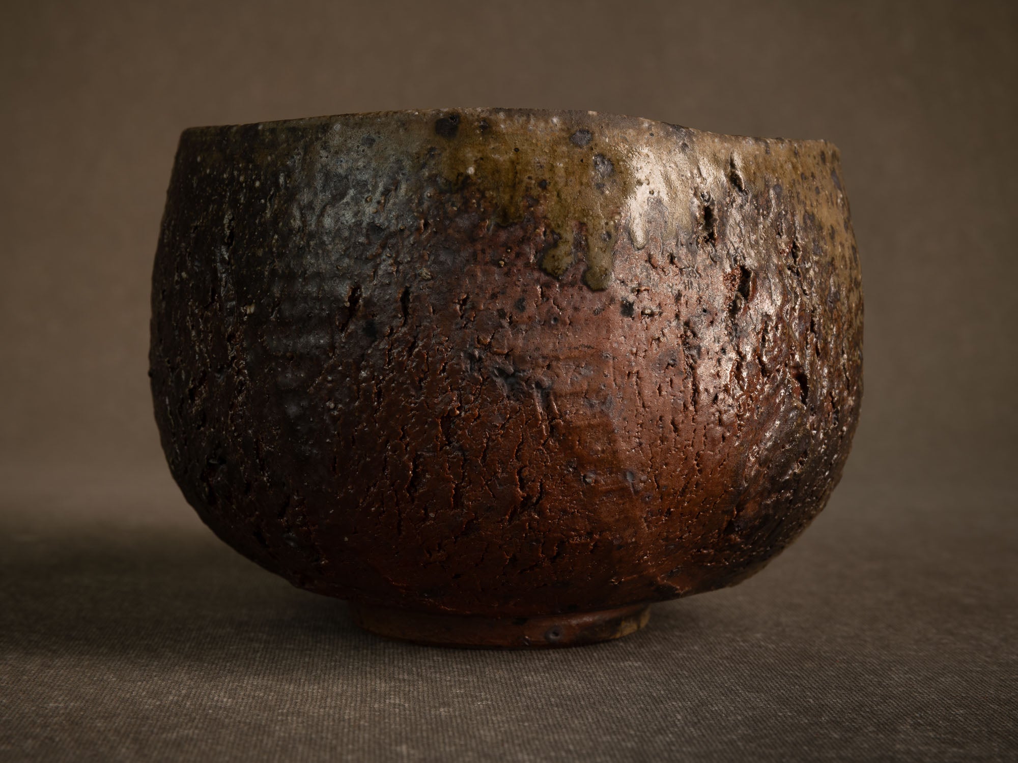 Coupe circulaire grès de Jean-Marie Foubert, France (vers 1995)..Circular stoneware bowl by Jean-Marie Foubert, France (circa 1995)