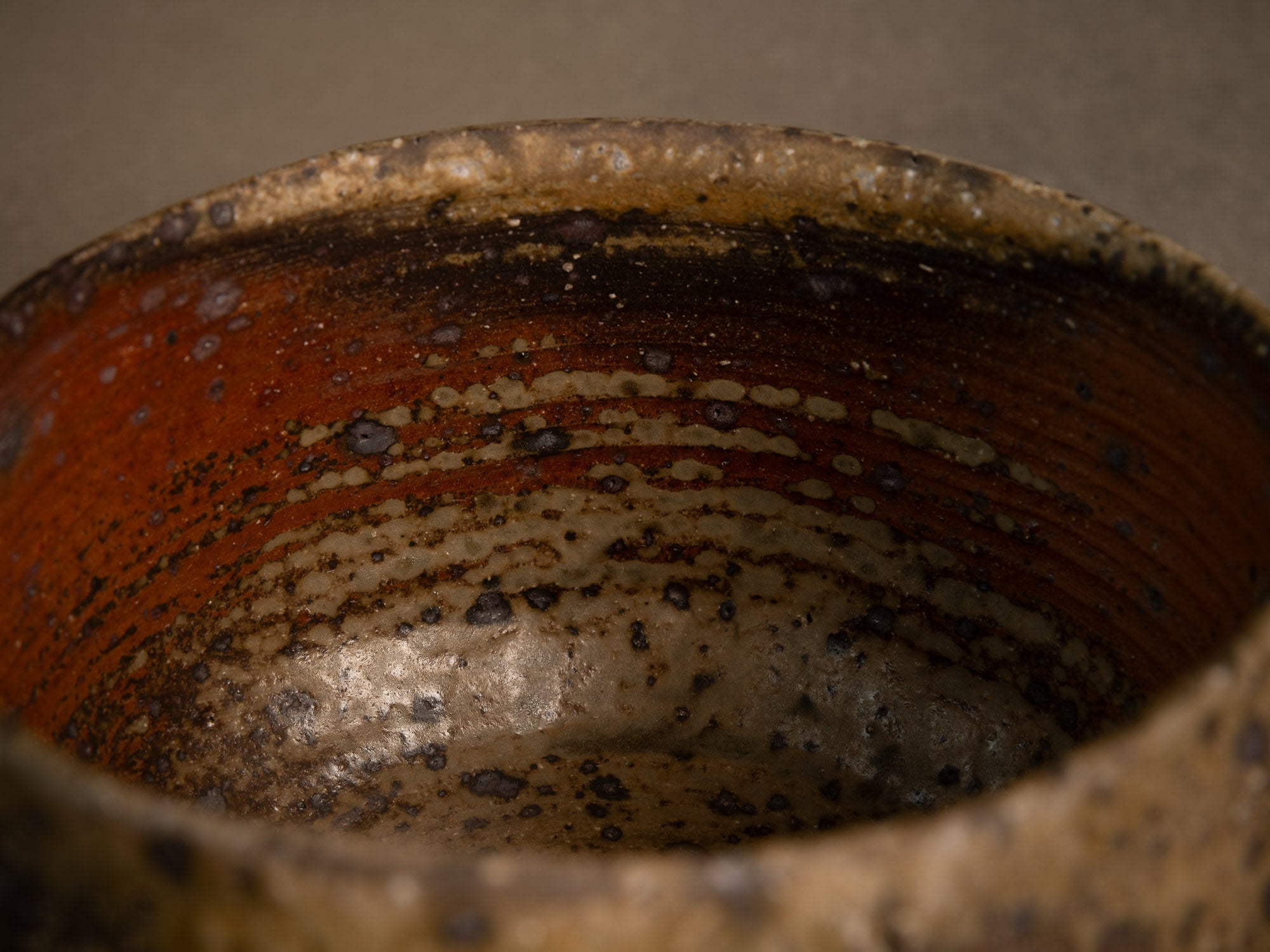 Coupe circulaire grès de Jean-Marie Foubert, France (vers 1995)..Circular stoneware bowl by Jean-Marie Foubert, France (circa 1995)