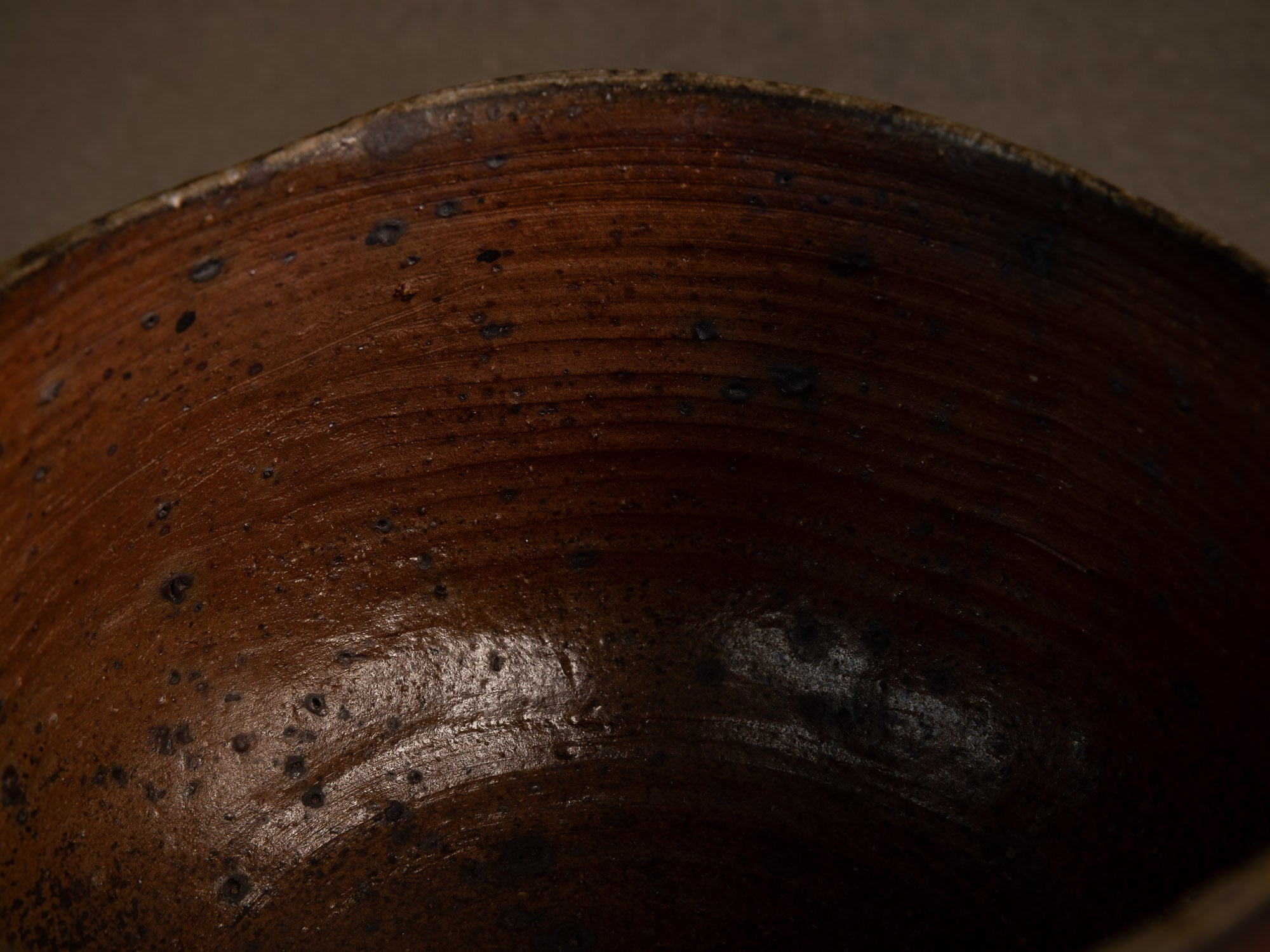 Coupe circulaire grès de Jean-Marie Foubert, France (vers 1995)..Circular stoneware bowl by Jean-Marie Foubert, France (circa 1995)