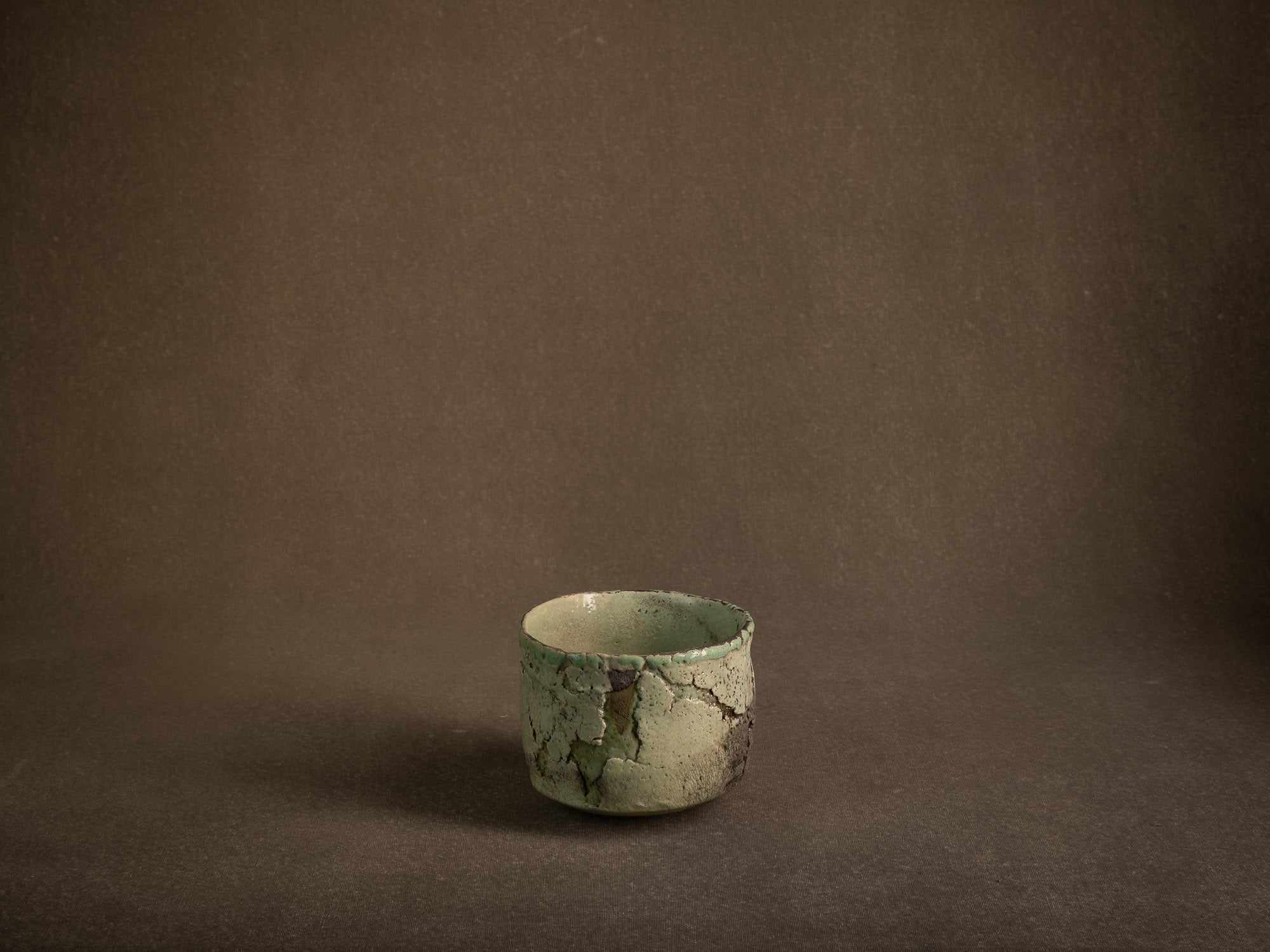 Coupe circulaire en raku de Nani Champy‑Schott, France (vers 1995)..Celadon circular raku ware bowl by Nani Champy Schott, France (vers 1995)