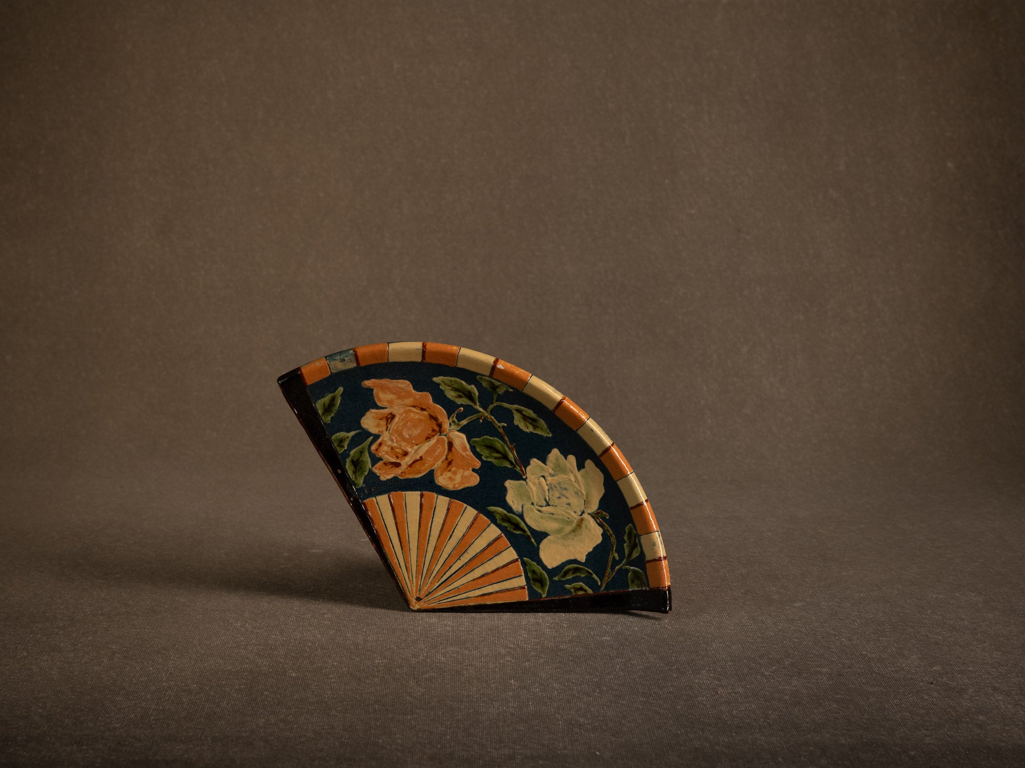 Plateau / ornement mural en forme d'éventail ōgi en terre vernissée, France (vers 1900-20)..Impressionist glazed slipware tray/wall ornament in the shape of a japanese ōgi fan, France (circa 1900-20)