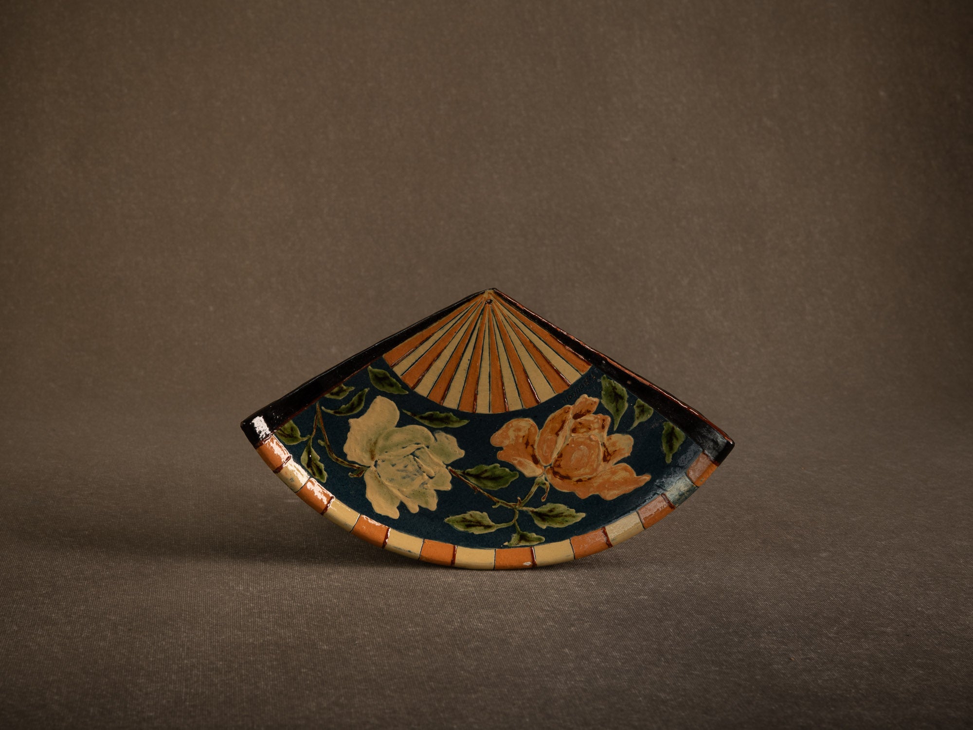 Plateau / ornement mural en forme d'éventail ōgi en terre vernissée, France (vers 1900-20)..Impressionist glazed slipware tray/wall ornament in the shape of a japanese ōgi fan, France (circa 1900-20)