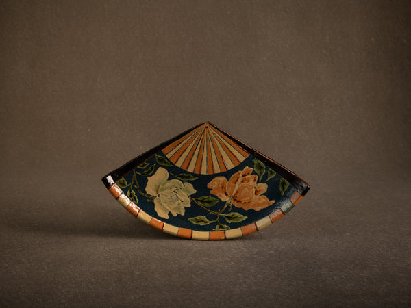 Plateau / ornement mural en forme d'éventail ōgi en terre vernissée, France (vers 1900-20)..Impressionist glazed slipware tray/wall ornament in the shape of a japanese ōgi fan, France (circa 1900-20)