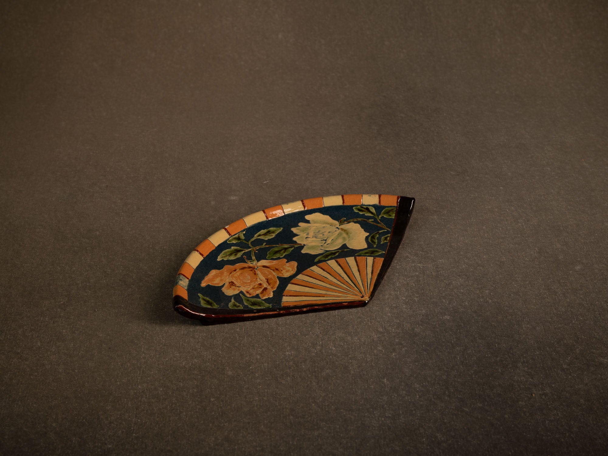 Plateau / ornement mural en forme d'éventail ōgi en terre vernissée, France (vers 1900-20)..Impressionist glazed slipware tray/wall ornament in the shape of a japanese ōgi fan, France (circa 1900-20)
